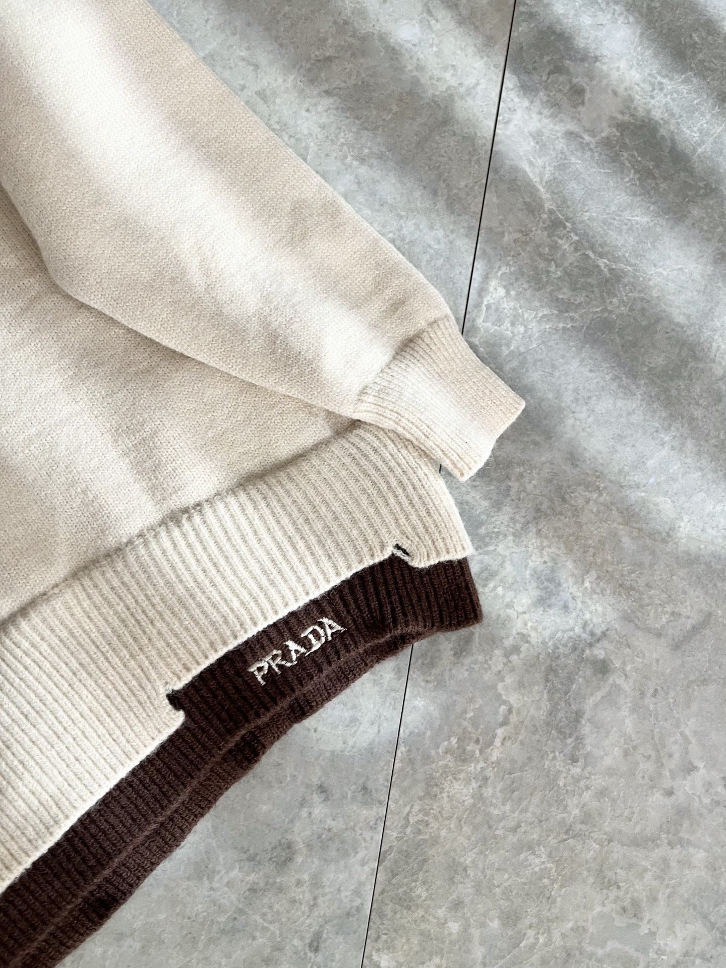 PRAD*A普*达2025秋冬新款男士针织羊毛衫，最新款全网独家首上！！~既经典有时尚百搭，谁不爱啊，将