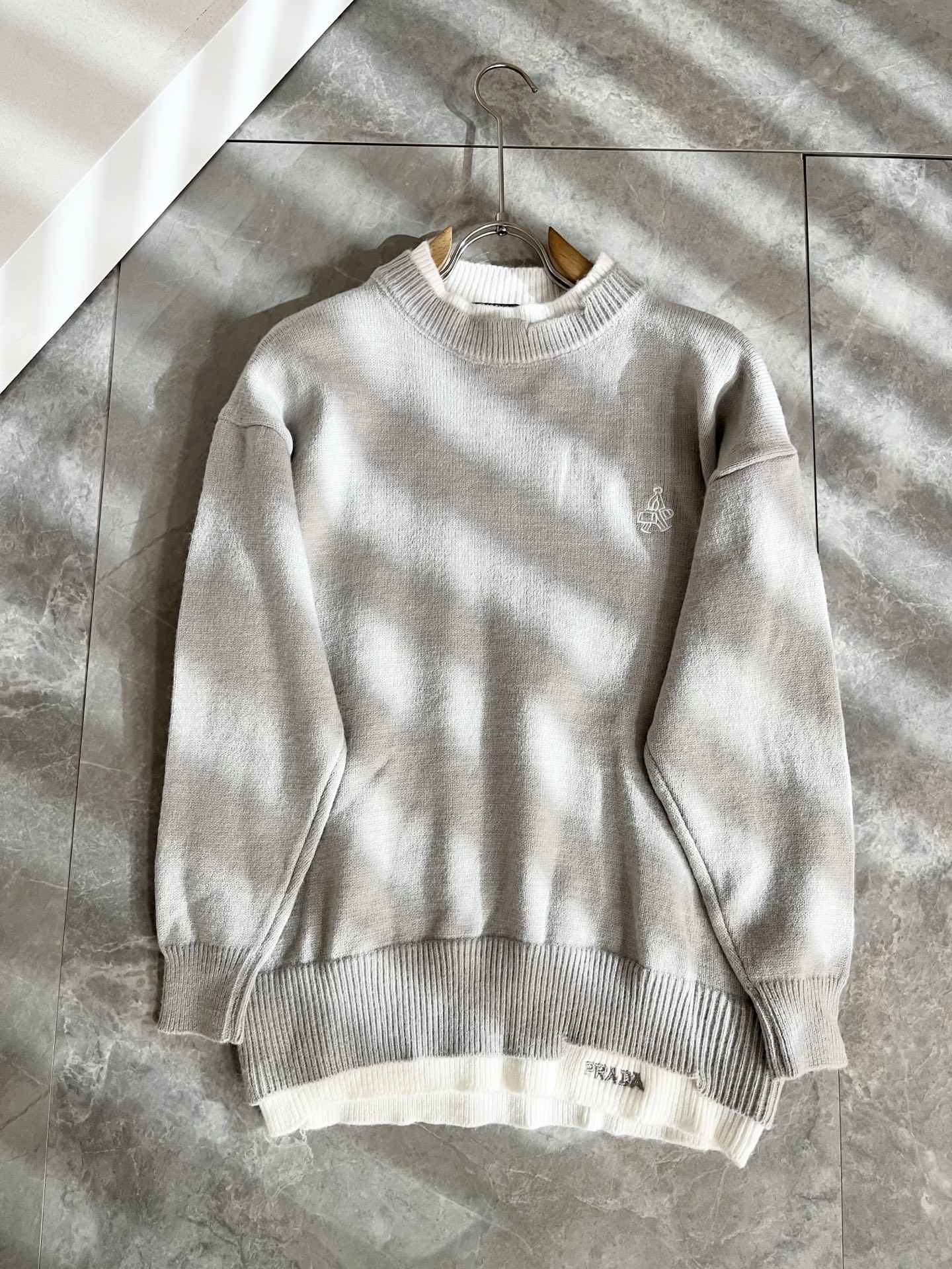 PRAD*A普*达2025秋冬新款男士针织羊毛衫，最新款全网独家首上！！~既经典有时尚百搭，谁不爱啊，将