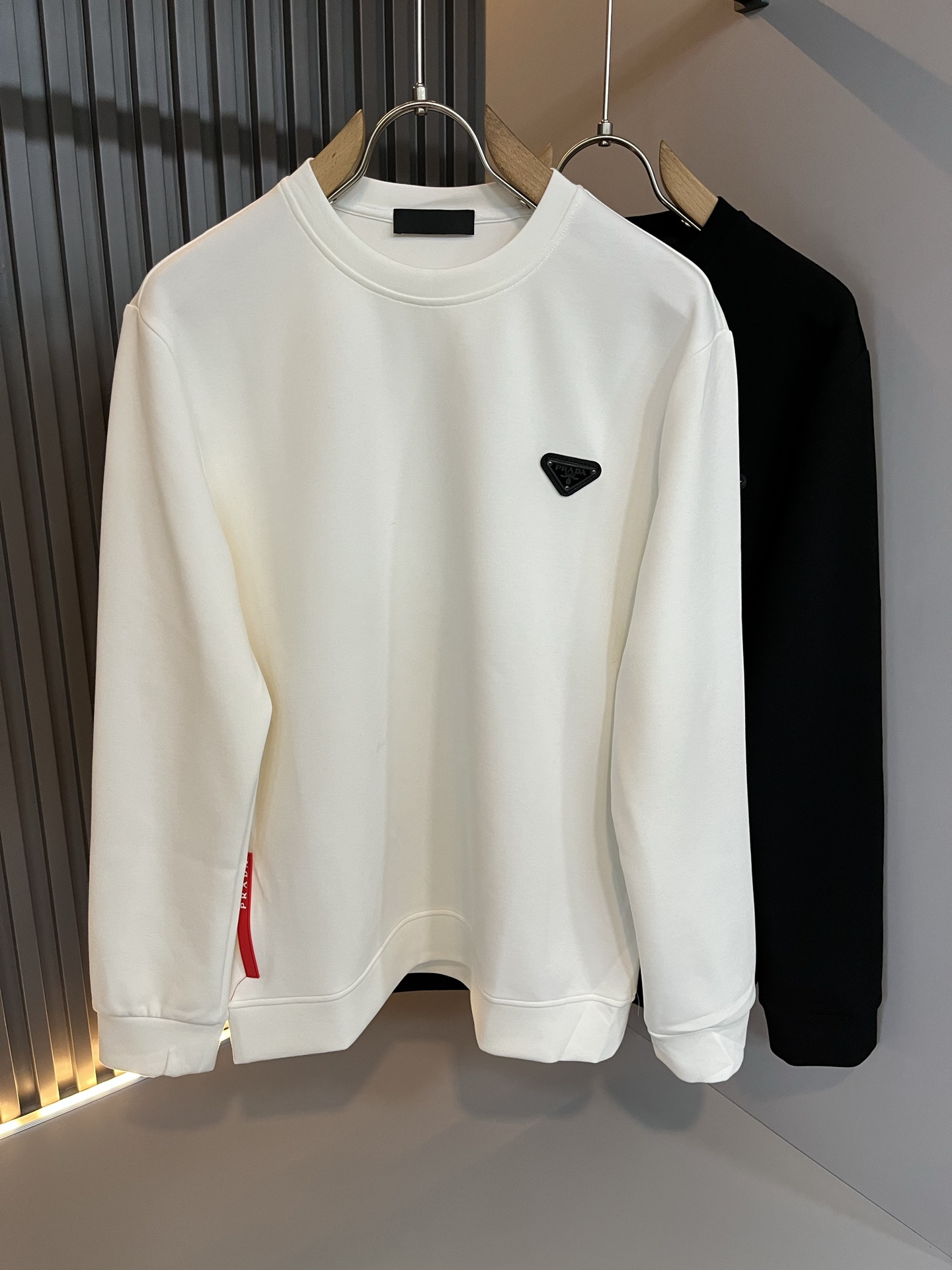 NO:610385,[Maximum wearing capacity: 240 pounds] PRAD*A’s 2025 autumn and winter new men’s and women’s sweatshirts, the latest model is exclusively available on the entire network!  !  ~It is both classic and fashionable, who doesn’t love it? It shows the classic again, it is very eye-catching, and it has a low-luxury aura and recognition!  Pr*da's traditional brand concept and modern advanced technology are perfectly combined. Coupled with an extremely modern and simple design, Pr*da's exclusive logo pattern badge design!  Customized 100% imported pure cotton fabric!  The texture of this model is quite impressive. You can tell the specifications and grades at your fingertips. The level of finesse and breathability are top-notch!  Size M-6XL,,prada,hoodie,sweatshirts,alexander wang19860909【最大穿240斤】 PRAD*A普*达2025秋冬新款男女同款卫衣,最新款全网独家首上！！~既经典有时尚百搭,谁不爱啊,将经典再次展现,非常的耐看,自带低奢光环与辨识度！Pr*da传统的品牌理念和现代化的先进技术进行了完美结合.加上极其现代摩登风范的简约设计,p家专属logo图案徽章设计！定制百分百进口纯棉面料！此款的质感相当感人 触手便知规格档次 细腻程度与透气效果堪称顶级！尺码M-6XL,,prada,hoodie,sweatshirts,alexander wang,Men's clothing