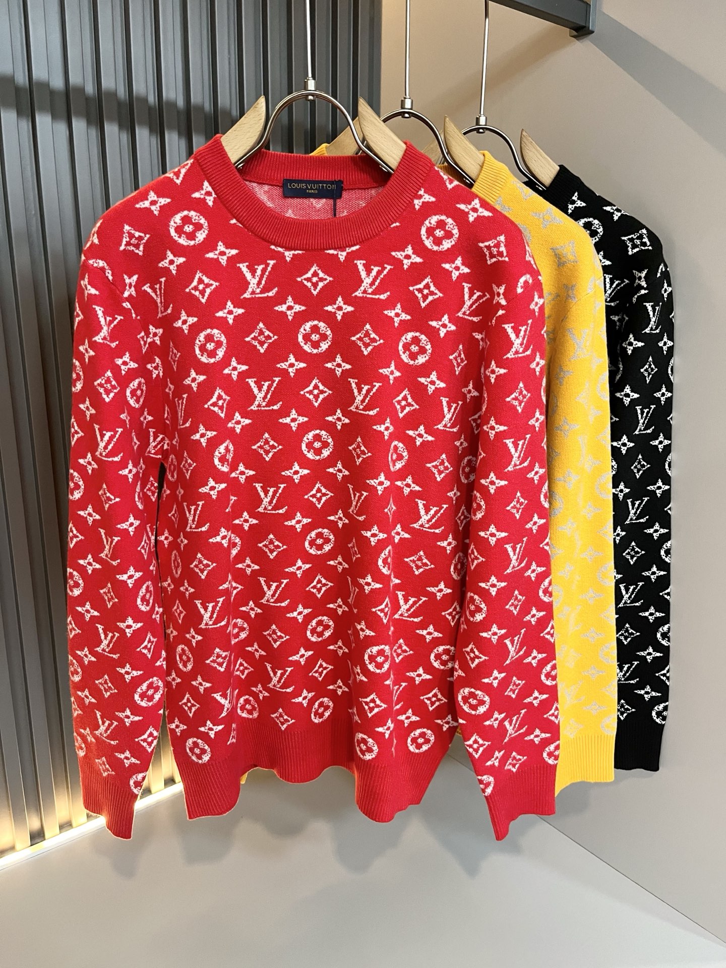 NO:601660,Louis Vuit*on's autumn and winter Louis family's light luxury Monogram crocheted knitted sweater!  Same decoration for men and women!  The new high-end of the Louis family, the details and quality are always so flawless, and the creative designs are endless. You are not a fashionista if you don’t buy a few pieces of Louis this autumn and winter. Monogram crochet pattern design!  It is something that everyone loves. Made of top-quality wool blend, it is super soft and tough, and has excellent breathability. It comes from world-class trading OEM channels, and the quantity is extremely rare and sold out. It is a presbyopic item that is released every year by 'Donkey Brand'.  The body logo presents an unusual texture, clean and neat. This is the Louis family's unique skill and the latest craftsmanship of this season. The level of detail has reached the top, and the slim and three-dimensional tailoring is a unique design. It is a fusion of luxury and fashion!  Size M-3XL,,louis vuitton,louis vuitton,louis vuitton,alexander wang19860909Louis Vuit*on 秋冬路易家族轻奢Monogram钩织针织羊毛衫！男女同款装饰！ 路易家族的新高端,细节品质永远的那么完美无瑕,创意设计层出不穷.今年秋冬季节没有入手几件路易你算不上时尚达人.Monogram钩织图案设计！实属人见人爱的东西.顶级羊毛混纺打造,超级柔软且具有韧性,透气感也是绝佳.来自世界级贸易级别的代工厂渠道,数量极其稀少售完无补.“驴牌”每年都会出的老花单品,立体Logo呈现不一般的质感,干净俐落.这是路易家族的看家绝活也是本季度的最新工艺.细致化程度已经达到顶端了,修身立体剪裁的版型设计堪称一绝.属于奢华与时尚的融合！尺码M-3XL,,louis vuitton,louis vuitton,louis vuitton,alexander wang,Men's clothing