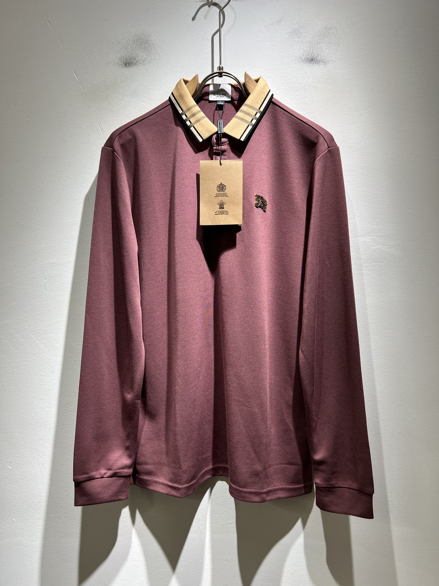 NO:601698,Bur*erry's new fall and winter men's long-sleeved Polo shirt, the brand's latest design elements!  It’s neither monotonous nor complicated, just the right amount to show off your taste!  Customer-supplied top-quality customized pique cotton fabrics!  Comfortable, sweat-absorbent and breathable are not a problem at all. The unique luxury feel of the fabric presents a simple and elegant temperament!  Chest logo design!  Full three-dimensional! Standard cutting design!  Every detail is in sync with high-end fashion. Sizes: M-3XL, burberry, alexander wang19860909Bur*erry 巴*莉 秋冬新款男士长袖Polo衫,品牌最新设计元素！既不单调也不复杂,恰到好处的展现品味！客供顶级定制珠地棉面料！舒适吸汗透气根本不在话下,面料独具的高奢感呈现简约优雅气质！胸前logo图案设计！饱满立体!标准裁剪设计！每一处细节都是与高端时尚同步的体现.尺码:M-3XL,,burberry,alexander wang,Men's clothing