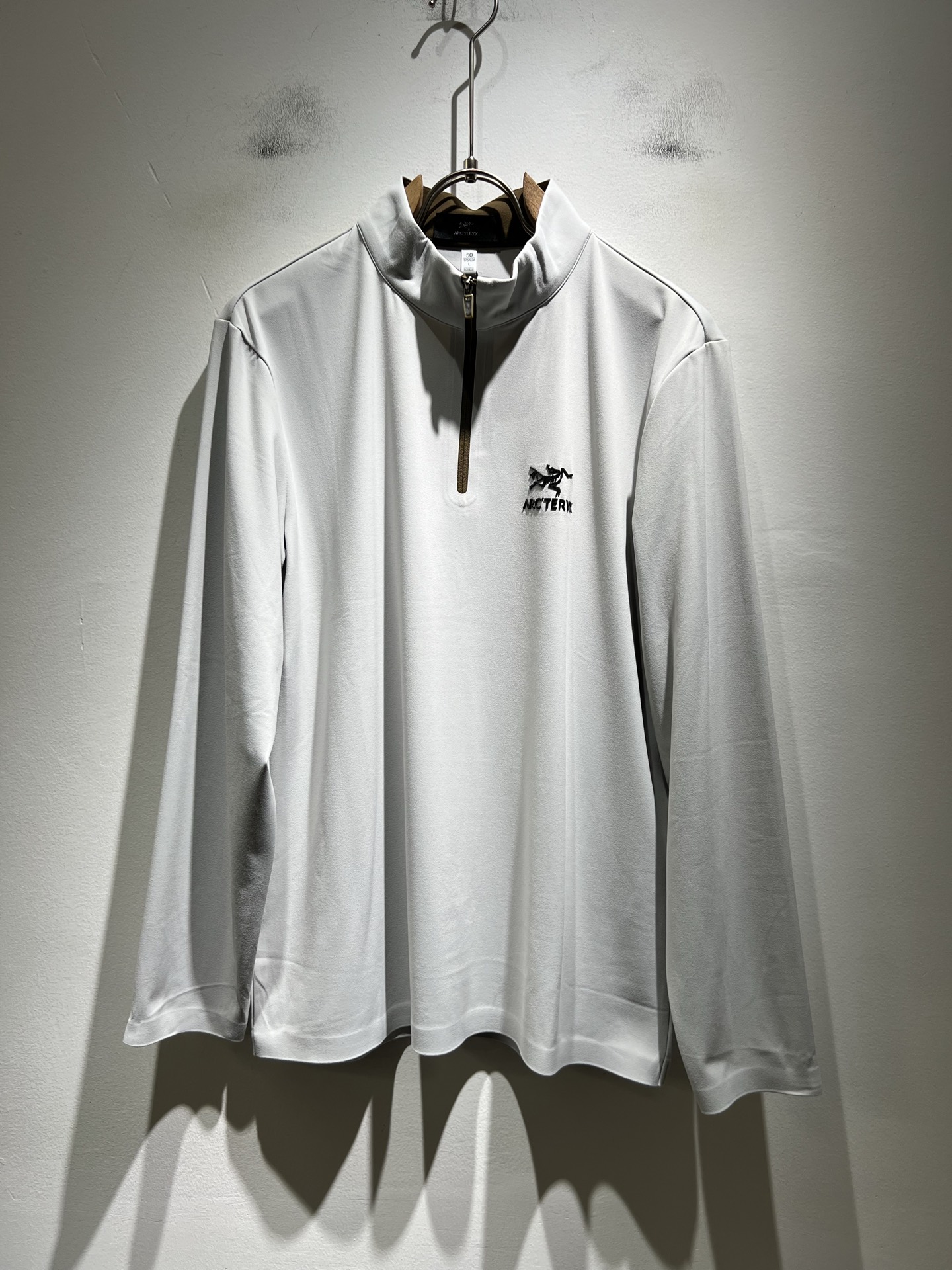 NO:601709,ARCTER *  In addition to its considerable attainments in style design, the most obvious or most proficient thing is that it has deeper and unique insights and attainments in fabrics. Through continuous structural research and problem solving, it is characterized by unique research on fabrics. These alone are enough to support it to become one of the leading new logo brand images in the clothing manufacturing industry. This model is made of pure cotton!  The fabric is carefully blended with pure cotton, and feels smooth and soft, with both natural beauty and comfort. The large-body cut is simple and clean, and the fabric shows a different hazy structural beauty. It is exclusively customized through mold opening. The fabric tests the skills of the workers and can be smooth, compliant and wrinkle-free!  Logo pattern laminated design on the chest!  It really tests the handicrafts of each master!  It makes the whole thing clean and tidy, without leaving a trace of thread. Nowadays, men who are pursuing life are also more refined in their lives!  Size M-3XL,arc'teryx,alexander wang19860909ARCTER*X始*祖鸟 秋冬新款男女同款休闲打底衫,户外品牌可能大家第一想到的就是加拿大鹅、始祖鸟.给人一种标签试的感觉！除了在款式设计上颇有造诣之外,最明显或者说最为拿手的,应该就是在面料上的拥有更深独特见解跟造诣了.通过不断地结构研究和问题处理,在以面料独特研究为特征,仅凭这些就已经足以支撑其成为服装制造行业中,首屈可数的新标志品牌形象.此款采用纯棉材质！通过精工混纺纯棉之后的面料,手感细滑柔软,同时兼具自然美感跟舒适度.大身上版型裁剪简洁干净,面料上显现出了不一样朦胧的结构性美感来.独家开模定制而成,面料及其考验工人的技术,能做到平整服帖又不起皱！胸前logo图案压胶设计！真的是很考验每位师傅的手工制作！使得整体干净利索,不留一丝线头.现在对于生活有所追求的男性也在生活中更为精致！尺码M-3XL,arc'teryx,alexander wang,Men's clothing