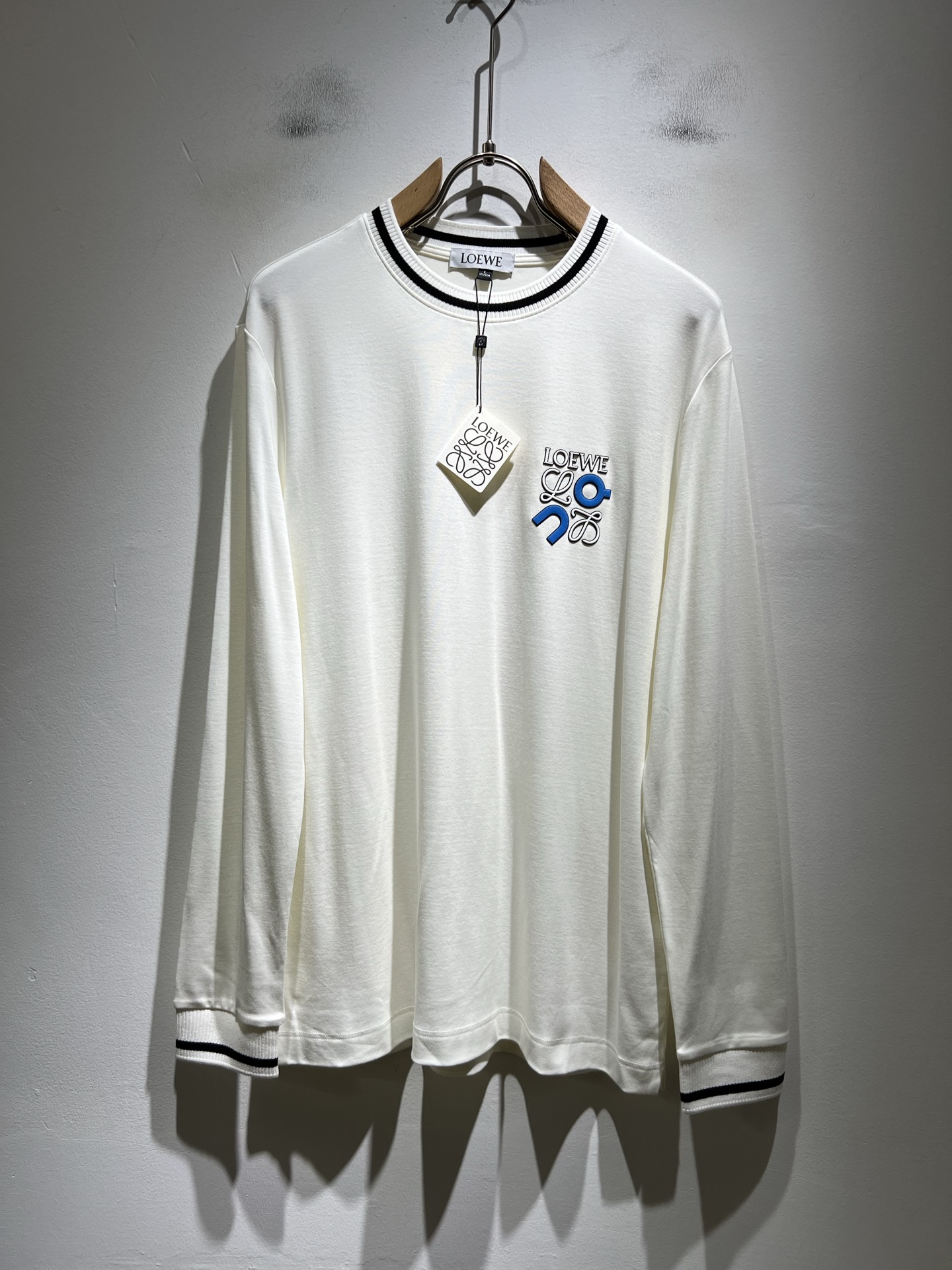 NO:601713,LOE*WE Luo * Wei's new autumn and winter men's and women's same-style bottoming shirts, Italian original order channels, very personalized and high-end style, logo pattern laminated technology design!  Pure cotton short-sleeved T-shirt for couples!  !  The latest popular fashion product has arrived. It is a simple and high-end fashion item. It is a fashion product with very high-end charm and is a must-have item for fashion trends!  Italian original factory channel, special supply level order, released simultaneously by Hong Kong, Macao and Taiwan buyer stores. This model is also the latest popular product of Loewe family this year, and it is also the most classic product. Its specifications and quality are beyond doubt!  !  The selection is extremely diverse. It goes without saying that this style has that fresh and natural feeling, which highlights the brand's charm and high-end sense. The texture of this style is very good, and the weight and color that can be felt by hand are even better on the skin. It is a full wearing enjoyment!  !  Size: M-3XL,,loewe,loewe,T-shirt,tees,t-shirt,alexander wang19860909LOE*WE罗*威 秋冬新款男女同款打底衫,意大利原厂订单渠道,极具个性高级风,标志logo图案压胶工艺设计！情侣款纯棉短袖T恤！！最新时尚潮流人气产物驾到,又是一款简约高级的时尚单品,穿搭魅力十分高级不俗的时尚产物 ,时尚潮流必备单品！意大利原厂渠道,特供级别订单,同步港澳台买手店发布,此款也是罗意威家今年的最新人气产物,也是最经典的产物,其规格跟档次更是毋庸置疑！！ 选择极具多样化,言而喻此款自然具备那种清新自然的感觉,彰显品牌魅力与高级感,此款的质感十分的到位,用手可以感知的重磅跟出彩亲肤程度更是上佳,十足的穿着享受！！尺码: M-3XL,,loewe,loewe,T-shirt,tees，t-shirt,alexander wang,Men's clothing