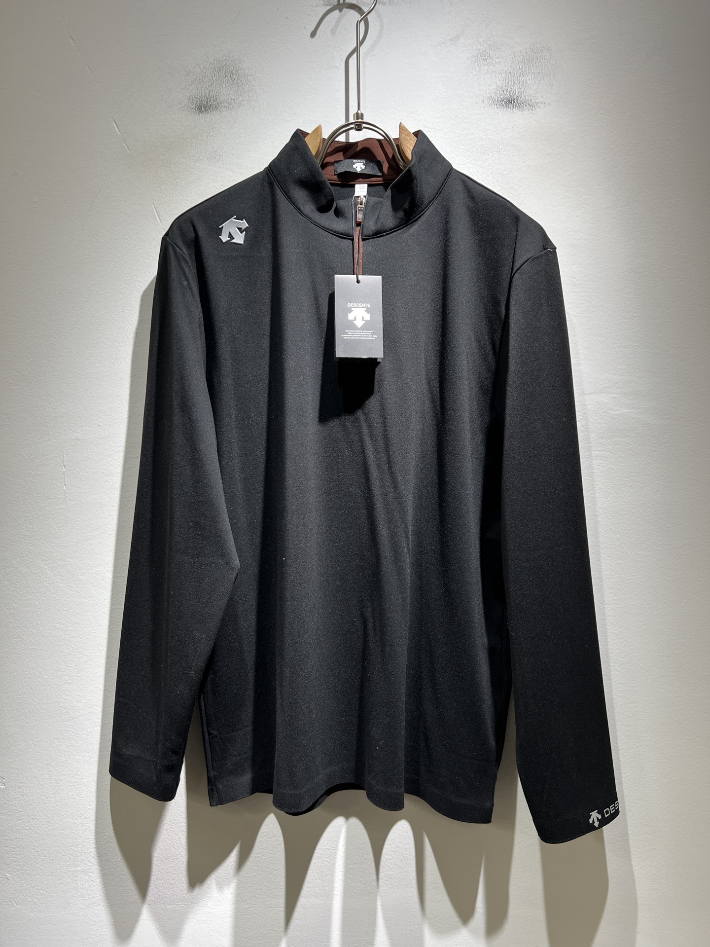 NO:601705,DESCENTE, a new base layer for autumn and winter, has been a professional sports brand since its glory in 1935. For more than 80 years, it has always adhered to the spirit of 'Design That Moves' to drive sports with design, integrating innovative technology with design aesthetics to create high-quality sports equipment in many professional fields such as skiing, golf, and triathlon!  The latest design elements of the brand!  It’s neither monotonous nor complicated, just the right amount to show off your taste!  Top-notch logo lamination design for customers!  Comfortable, sweat-absorbent and breathable are not a problem at all. The unique luxury feel of the fabric presents a simple and elegant temperament!  Full three-dimensional! Standard cutting design!  Every detail is in sync with high-end fashion. Size: M-3XL, alexander wang19860909迪桑特DESCENTE,秋冬新款打底衫,自1935年荣耀至今的专业运动品牌.80余年来,始终坚持“Design That Moves” 以设计驱动运动的精神,将创新科技与设计美学相融合,在滑雪、高尔夫、铁人三项等多个专业领域,打造高品质的运动装备！品牌最新设计元素！既不单调也不复杂,恰到好处的展现品味！客供顶级logo压胶设计！舒适吸汗透气根本不在话下,面料独具的高奢感呈现简约优雅气质！饱满立体!标准裁剪设计！每一处细节都是与高端时尚同步的体现.尺码:M-3XL,,alexander wang,Men's clothing