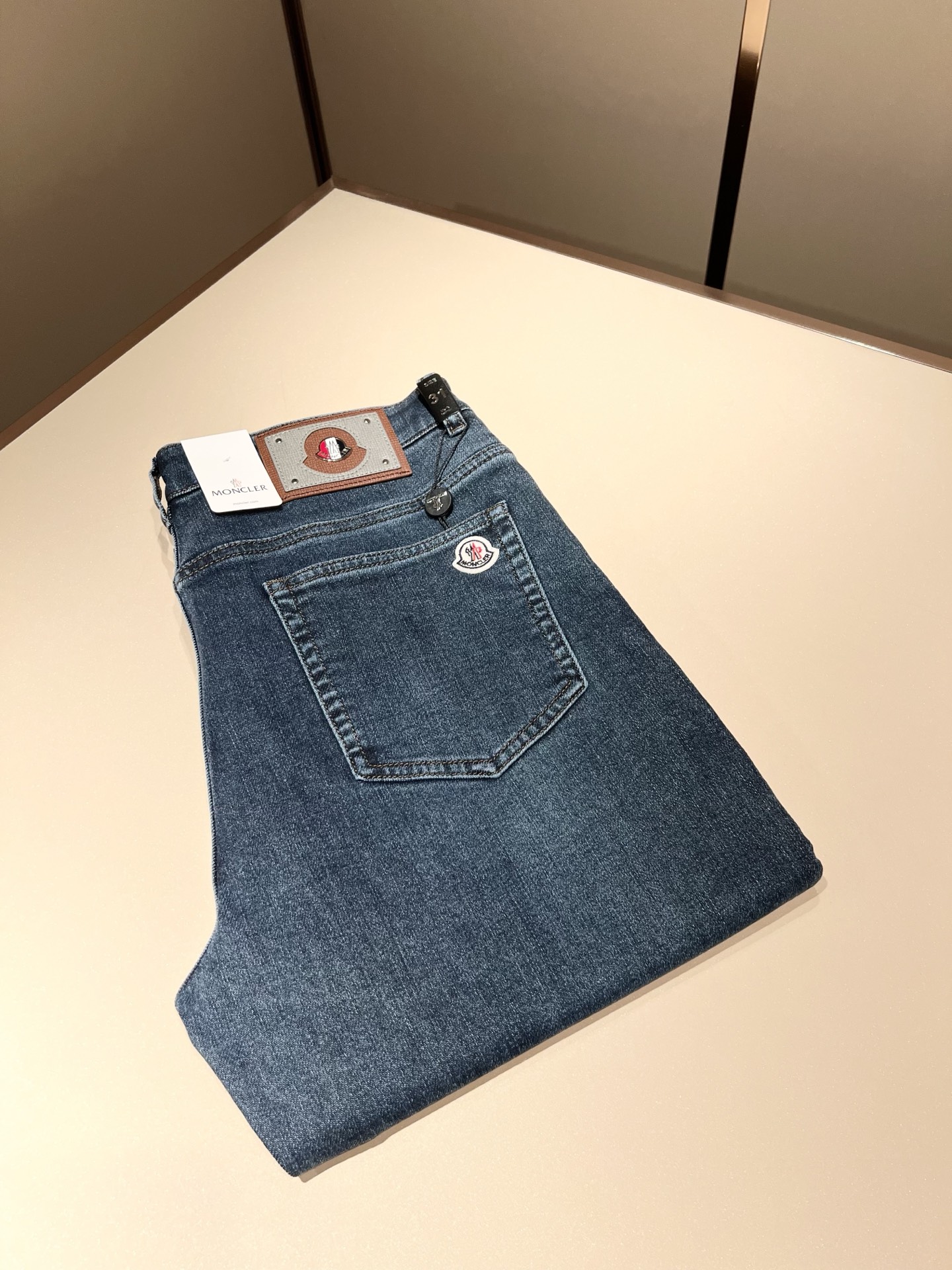 NO:614754,MONC's 2025 autumn and winter new jeans are rarely available through trading company channels and will be sold simultaneously on the official website!  M rare channel orders for high-end products, quality control, close your eyes and take it away without regrets!  Customized original logo badge design!  These denim trousers are made of pure cotton imported from customers!  The top-grade denim fabrics are carefully crafted, and the combination of ingredients is very basic but super perfect. The twill texture on the surface is clear and natural, and the hand feels solid and tough. You will definitely be convinced when you get it, and it can withstand random counter inspections!  The pattern is also very good. It is a super slim pattern. If you come across it, just pick it up quickly. It will save you a lot of effort in matching!  Size 29-40,,jeans,alexander wang19860909MONC蒙*口2025秋冬新款牛仔裤,贸易公司渠道稀出,同步官网发售！M稀缺渠道订单臻品,品质控闭眼收走的不后悔款！定制原版logo徽章设计！本款牛仔长裤选用客供进口纯棉面料！顶级牛仔面料精心制作,成份组合很基础却又是超完美,表面斜纹肌里感清晰自然,手感瓷实有韧性,实物到手绝对让你为之诚服,经得起随意柜台支验！版型方面也非常出色,属于超显瘦的版型,能碰到的就赶紧收下,会让你在搭配方面省下不少力！尺码29-40,,jeans,alexander wang,Men's clothing