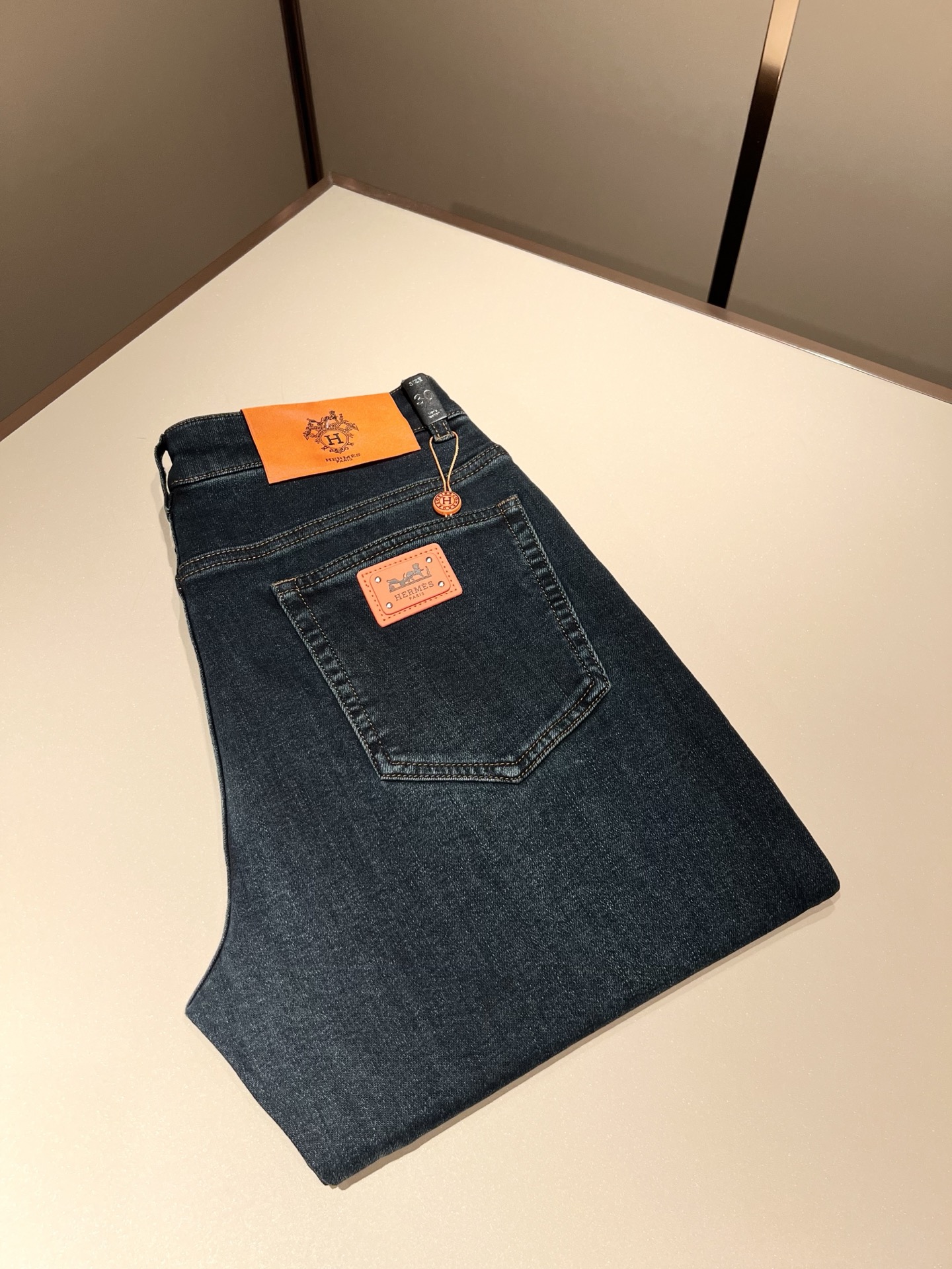 NO:614759,HERM*S 2025 Autumn and Winter Men's High-end Denim Washed Small Straight Jeans Overseas Trading Company Channel Orders!  Slim fit straight leg jeans for men!  On sale at Shanghai Henglong store!  High-end, simple, very sophisticated in terms of craftsmanship and materials, the pursuit of quality is very rigorous and demanding, and every detail is used to prove its brand image!  The typical essence of the H family, a very representative logo waistband design!  The brand image of the H family is perfectly explained. The signature leather tag is also quite stunning. The brand LOGO is constructed. The fabric is perfectly transformed and sublimated. The heavy-duty environmentally friendly plant enzyme washing process has a unique retro style in the texture. It is quite brilliant. It is recognized as a universal and versatile color number that can withstand the test of any season!  Well cut, clean, crisp and neat!  Size 29-40,,hermes,jeans,alexander wang19860909HERM*S爱*仕 2025秋冬男士高端丹宁水洗小直筒牛仔裤 海外贸易公司渠道订单 ！男士修身直筒牛仔裤！上海恒隆店在售！高级、简约,工艺和用料方面都颇为考究,对于品质的追求非常严谨和苛刻,用每一个细节来力证自身品牌形象！H家的典型精髓,极具代表性标志logo腰牌设计！将H家的品牌形象完美阐释出来,招牌式的皮牌亦颇为惊艳,构建出品牌LOGO,面料得到完美蜕变和升华,重磅环保植物酵素水洗工艺,肌理有着独特的复古风格,相当出彩,公认的万能百搭色号,经得住任何季节的考验配色！剪裁精良,干净清爽且利落！尺码29-40,,hermes,jeans,alexander wang,Men's clothing