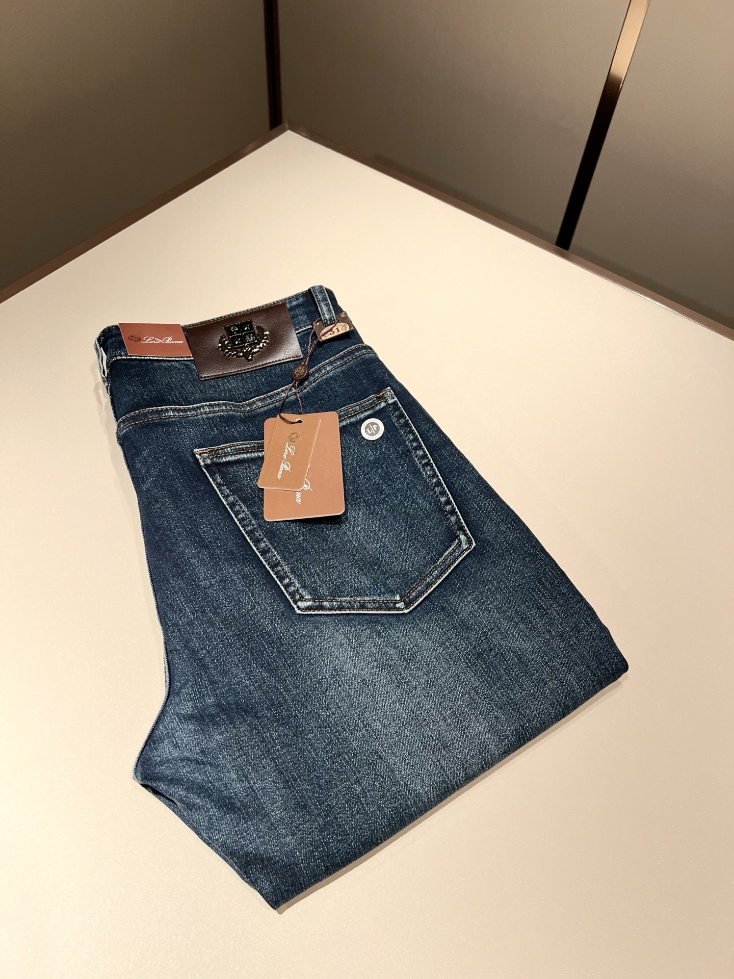 NO:614764,Loro Piana's 2025 autumn and winter new men's fashion high-end casual pants, Hong Kong channel goods, original Japanese factory, pure blood quality, perfect continuation of the essence and genes of the LP family, from the main fabric to the detailed craftsmanship, all demonstrate the ingenuity of quality, use multiple brand elements to interpret, select precious cowhide material to construct the logo waist brand leather design!  A soulful expression of identity!  We provide customers with high-grade imported pure cotton fabrics, very high-end and fashionable detailed craftsmanship, and the red ear cloth is made by a specific antique loom. This element represents the identity and rank of the jeans, which is worth savoring!  It is invincible in terms of matching, interpreting the versatility in place, paying attention to the details, all the accessories are supplied by foreign merchants, the tailoring is fit and slim, and the upper body butt lifting effect is excellent. It is a styling item that can only be found but not sought after!  Size 29-40,,loro piana,loro piana,jeans,cowhide,alexander wang19860909Loro Piana诺悠翩雅 2025秋冬新品男士时装款高端休闲裤,香港洋行渠道货,日本原厂出品,纯血统品质,完美延续了LP家的精髓与基因,从主体面料到细节工艺,无不彰显出品质的匠心所在,运用多个品牌元素标识来诠释,选取矜贵的牛皮材质构建logo腰牌皮革设计！属于灵魂式的身份彰显！客供高级进口的纯棉面料,非常高级且时髦的细节工艺,赤耳布是由特定古董织布机完成,此元素代表着牛仔裤的身份及段位,非常值得细品悦人！在搭配上所向无敌,把百搭阐释到位,细节匠心考究,辅料皆为外商客供,剪裁合体修身,上身提臀效果绝佳,可遇而不可求的造型单品！尺码29-40,,loro piana,loro piana,jeans,cowhide,alexander wang,Men's clothing