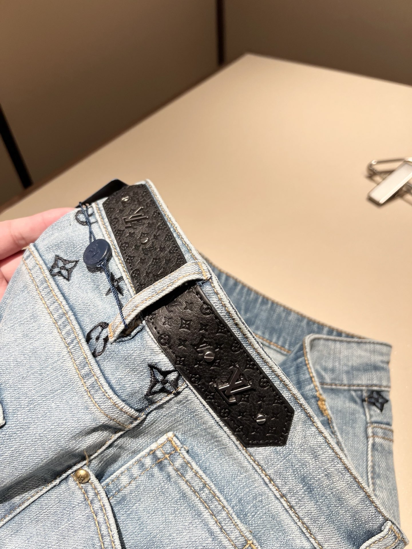 Louis Vuitto*路易*登2025秋冬新款男士经典水洗小直筒牛仔长裤。绝佳的上身性能，百搭之选，