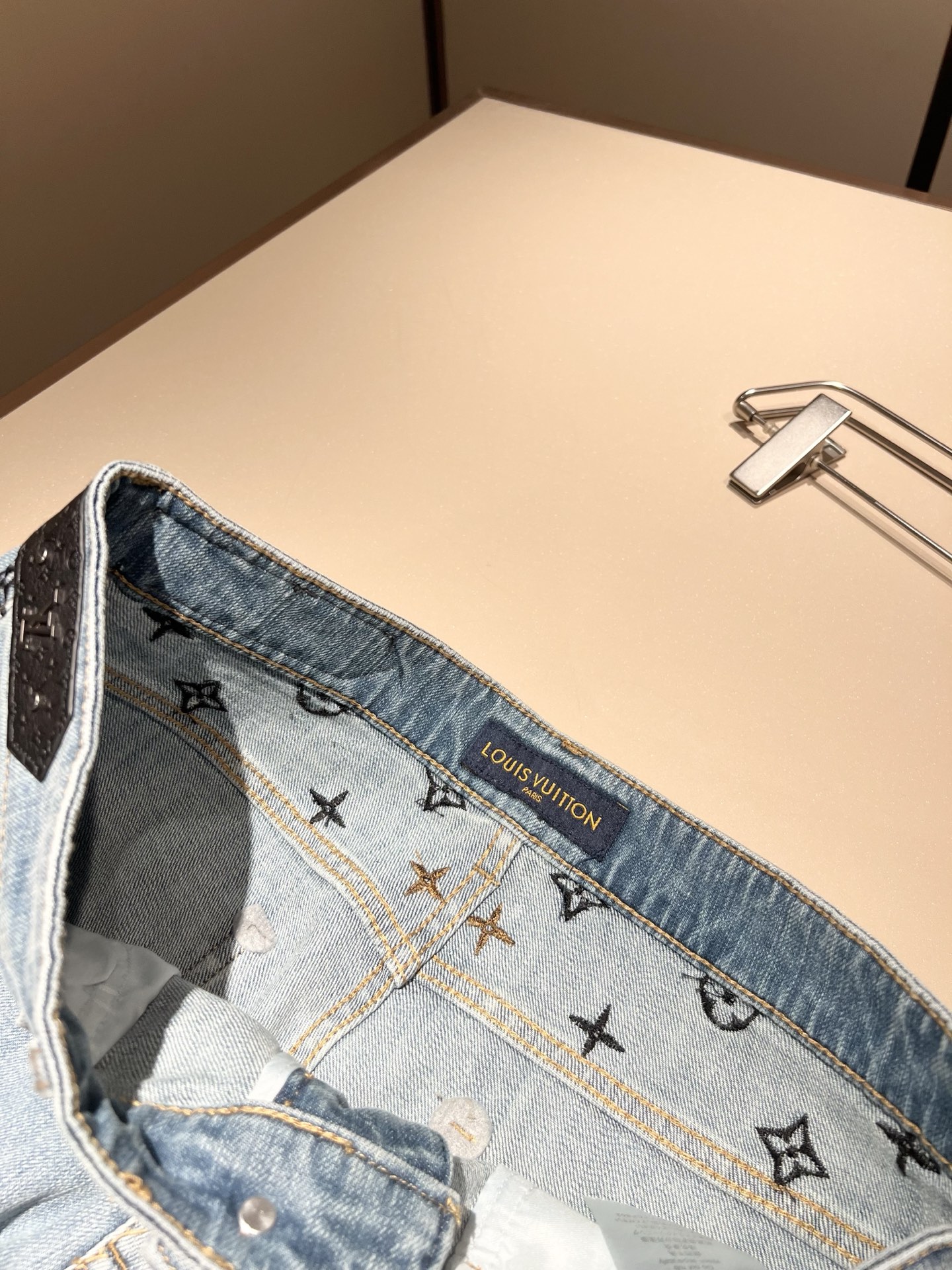 Louis Vuitto*路易*登2025秋冬新款男士经典水洗小直筒牛仔长裤。绝佳的上身性能，百搭之选，