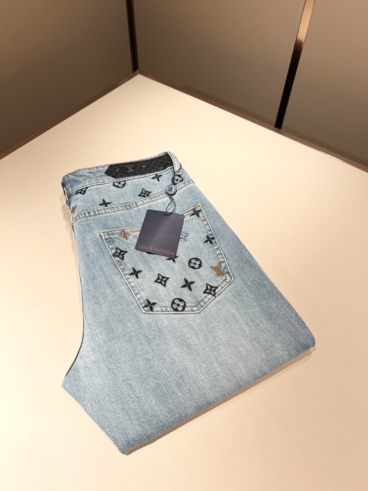 NO:610438,Louis Vuitto* Louis*den's new 2025 autumn and winter men's classic washed small straight denim trousers. Excellent upper body performance, versatile choice, great value for money to share!  !  As a classic combination of men's simple elements, the Luyu Louis classic jeans series has always been a legendary item in the industry and an enduring item. Many men with senior financial strength are guests of the Louis family. Countless big shots have performed it. There is a saying in the fashion circle. It is made of top-quality denim denim fabrics. After being treated with high-end washing technology, it has a sense of class and luxury. Nameplate waist plate hardware logo accessories design!  The fabric is extremely comfortable for the upper body and gives people a full of trendy and fashionable atmosphere. It interprets luxury and trendiness to the extreme. The classic, exquisite and precise straight-cut design has a thickness that can be used across all seasons and is a must-have item!  Size 30 -40,,louis vuitton,louis vuitton,alexander wang19860909Louis Vuitto*路易*登2025秋冬新款男士经典水洗小直筒牛仔长裤.绝佳的上身性能,百搭之选,超值性价比分享！！作为男生简约元素经典搭配,路遇路易经典仔裤系列,这个一直是业内的传奇单品,也是经久不衰的单品,很多具有资深经济实力的男人都是路易家族的座上客,无数的大佬都曾演绎过,时尚圈更是流传这么一句话,顶级丹宁牛仔面料打造而成,经高端水洗工艺处理后,极具档次与奢华感.铭牌腰牌五金logo辅料设计！面料极好上身舒适,给人满满的潮流时髦气息,将奢华与潮流感演绎到了极致,经典精湛精准的直筒版型裁剪设计,厚度更是能横跨四季必入好款！ 尺码30 -40,,louis vuitton,louis vuitton,alexander wang,Men's clothing