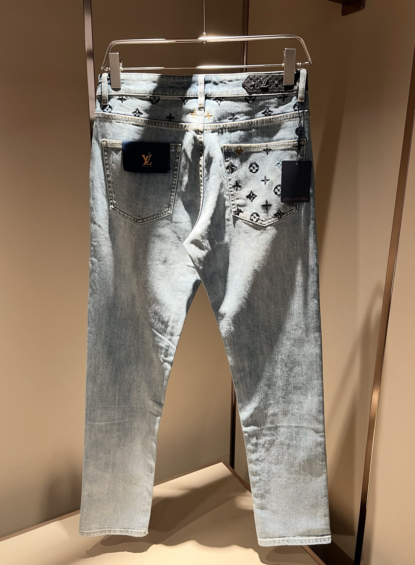 Louis Vuitto*路易*登2025秋冬新款男士经典水洗小直筒牛仔长裤。绝佳的上身性能，百搭之选，