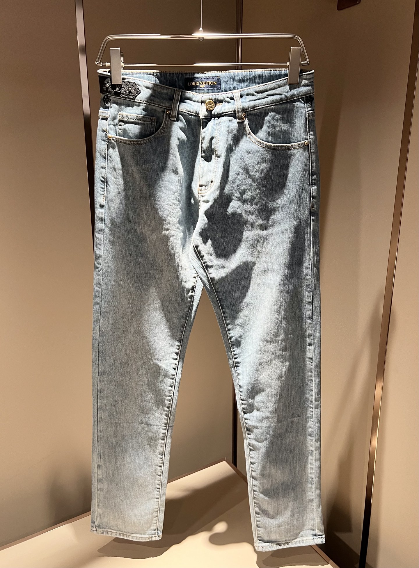 Louis Vuitto*路易*登2025秋冬新款男士经典水洗小直筒牛仔长裤。绝佳的上身性能，百搭之选，