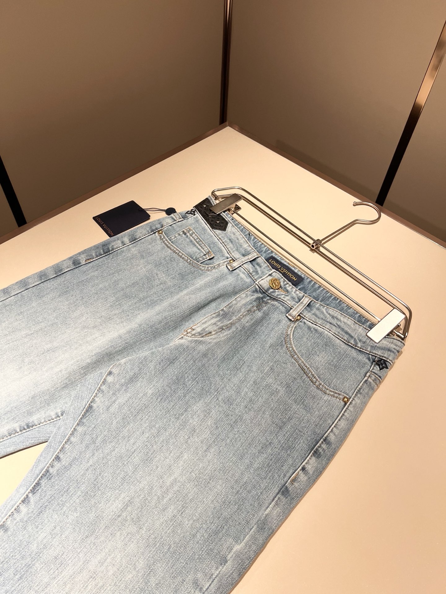 Louis Vuitto*路易*登2025秋冬新款男士经典水洗小直筒牛仔长裤。绝佳的上身性能，百搭之选，