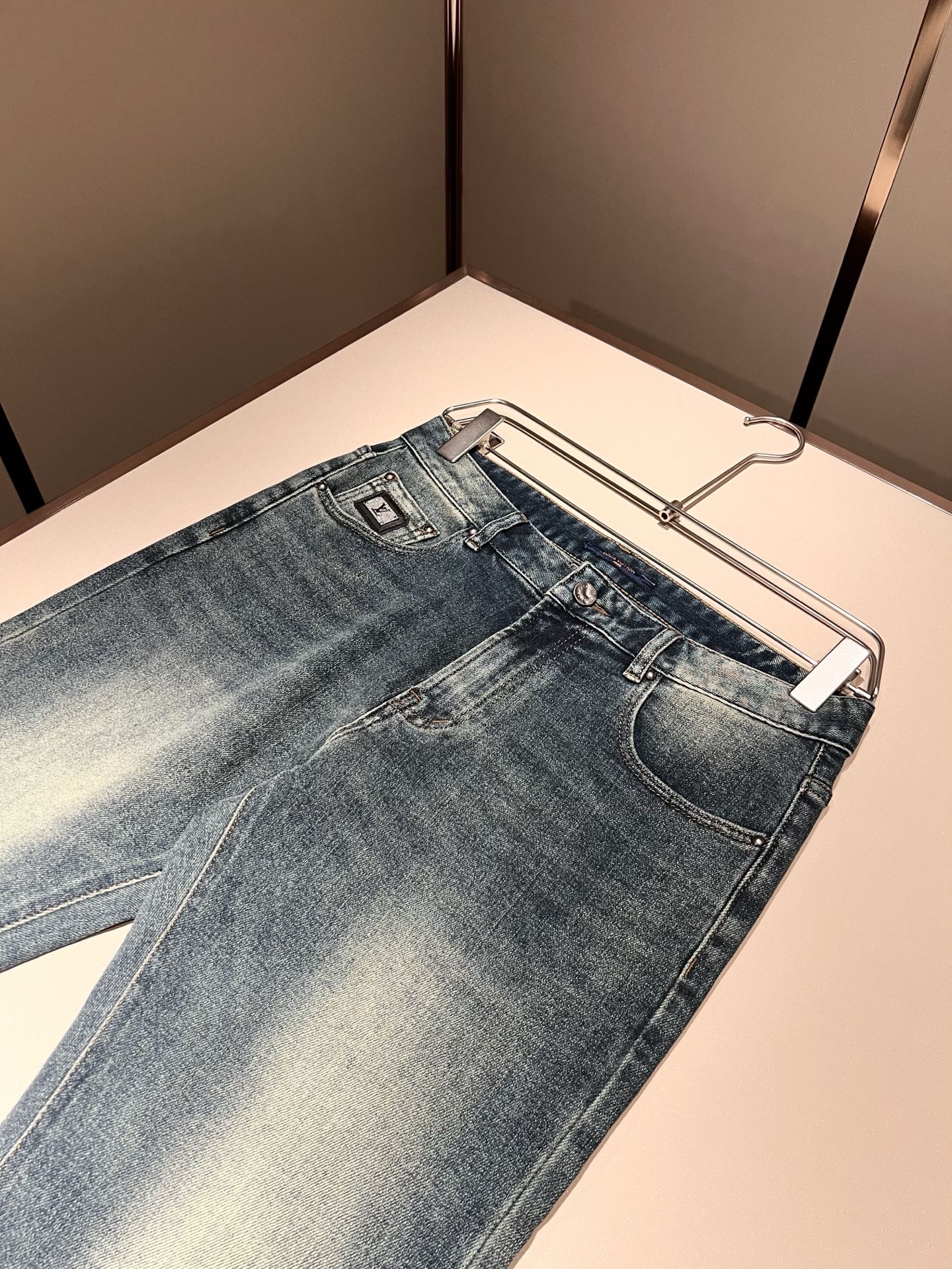 Louis Vuitto*路易*登2025秋冬新款男士经典水洗小直筒牛仔长裤。绝佳的上身性能，百搭之选，