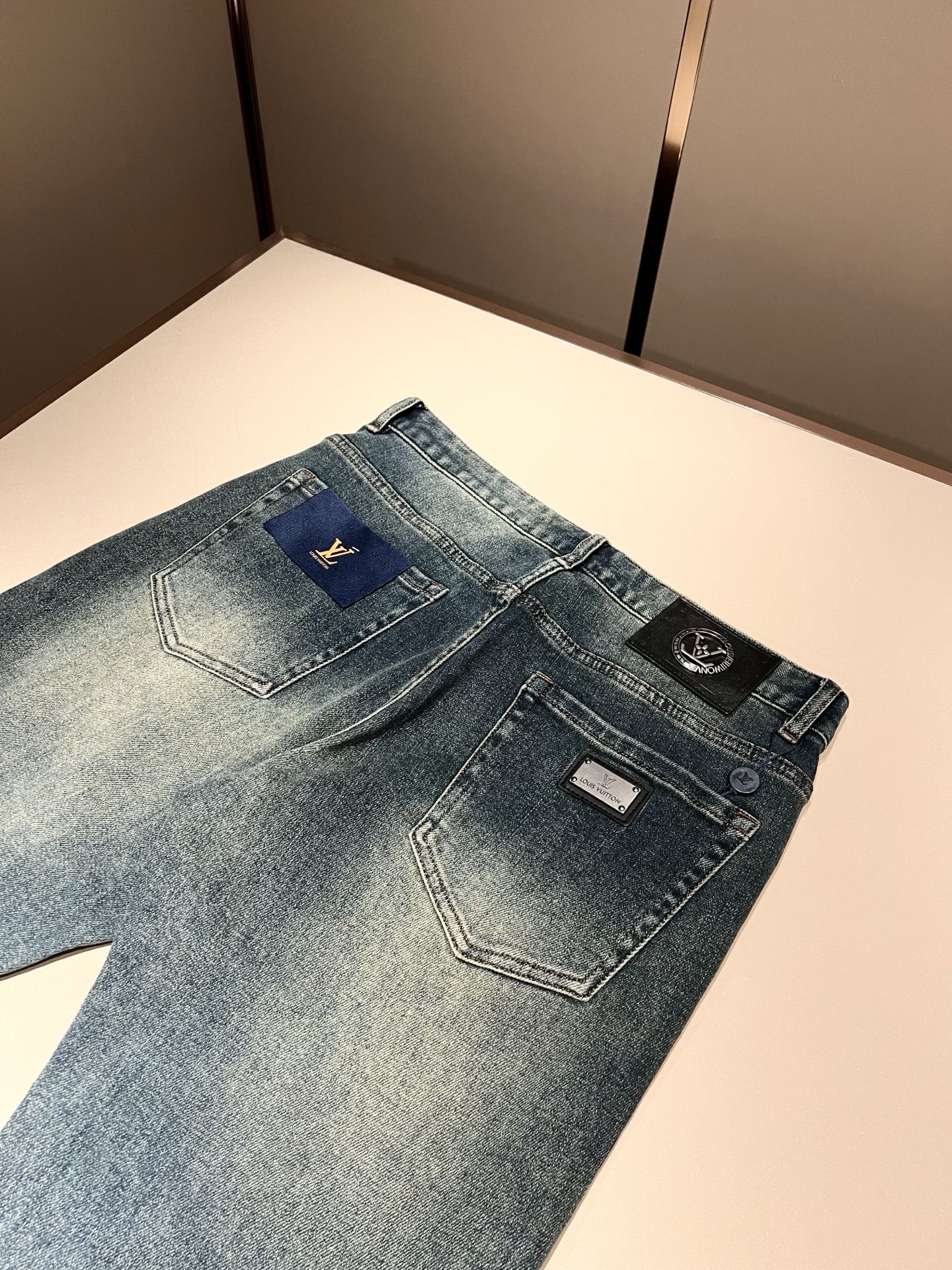 Louis Vuitto*路易*登2025秋冬新款男士经典水洗小直筒牛仔长裤。绝佳的上身性能，百搭之选，