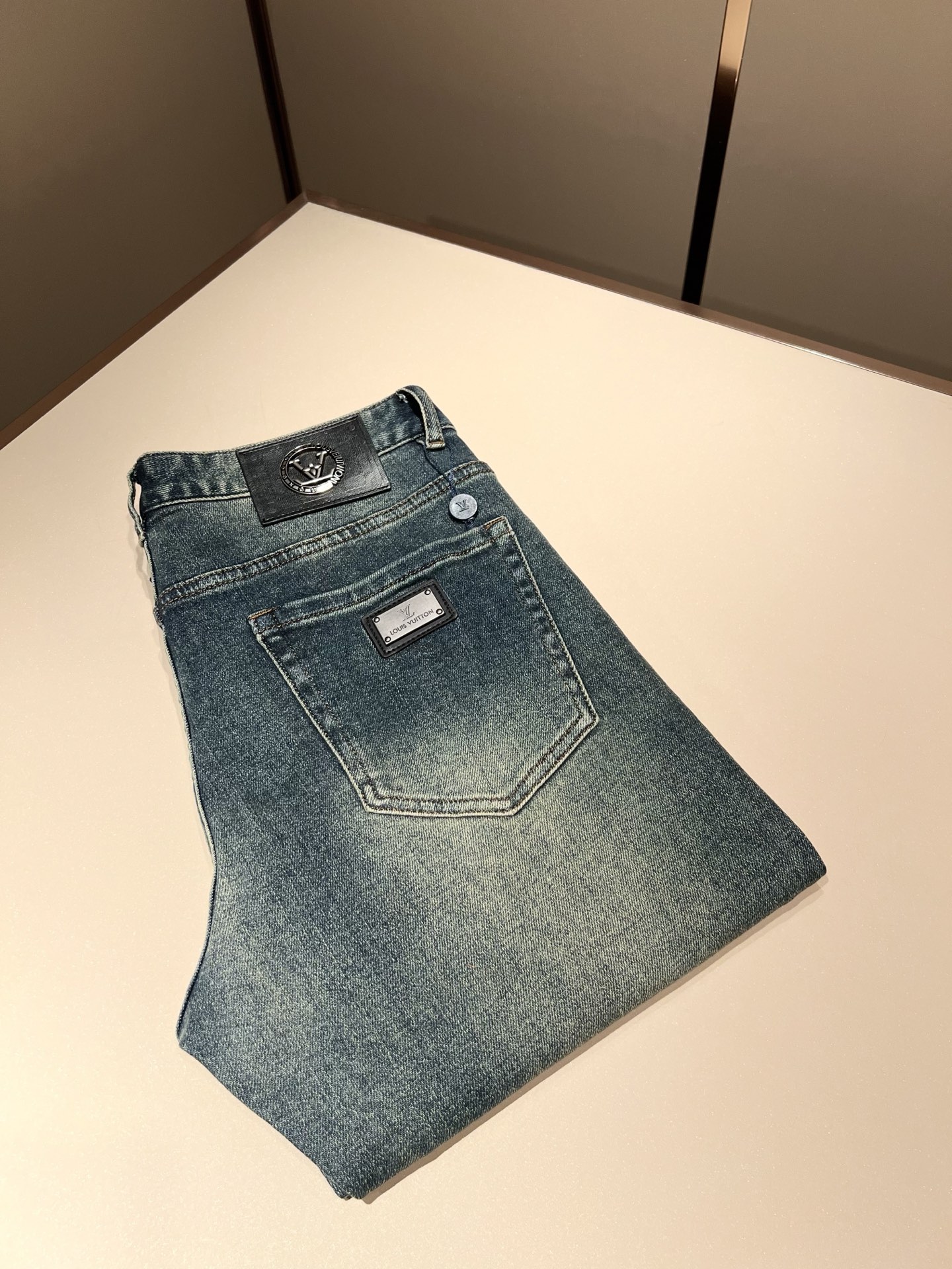 Louis Vuitto*路易*登2025秋冬新款男士经典水洗小直筒牛仔长裤。绝佳的上身性能，百搭之选，