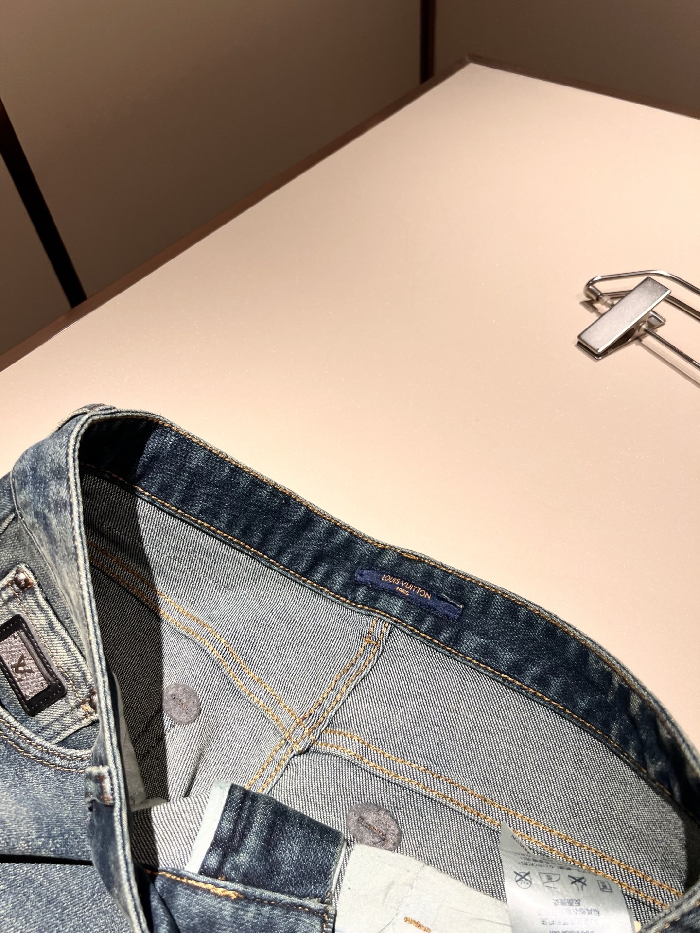 Louis Vuitto*路易*登2025秋冬新款男士经典水洗小直筒牛仔长裤。绝佳的上身性能，百搭之选，