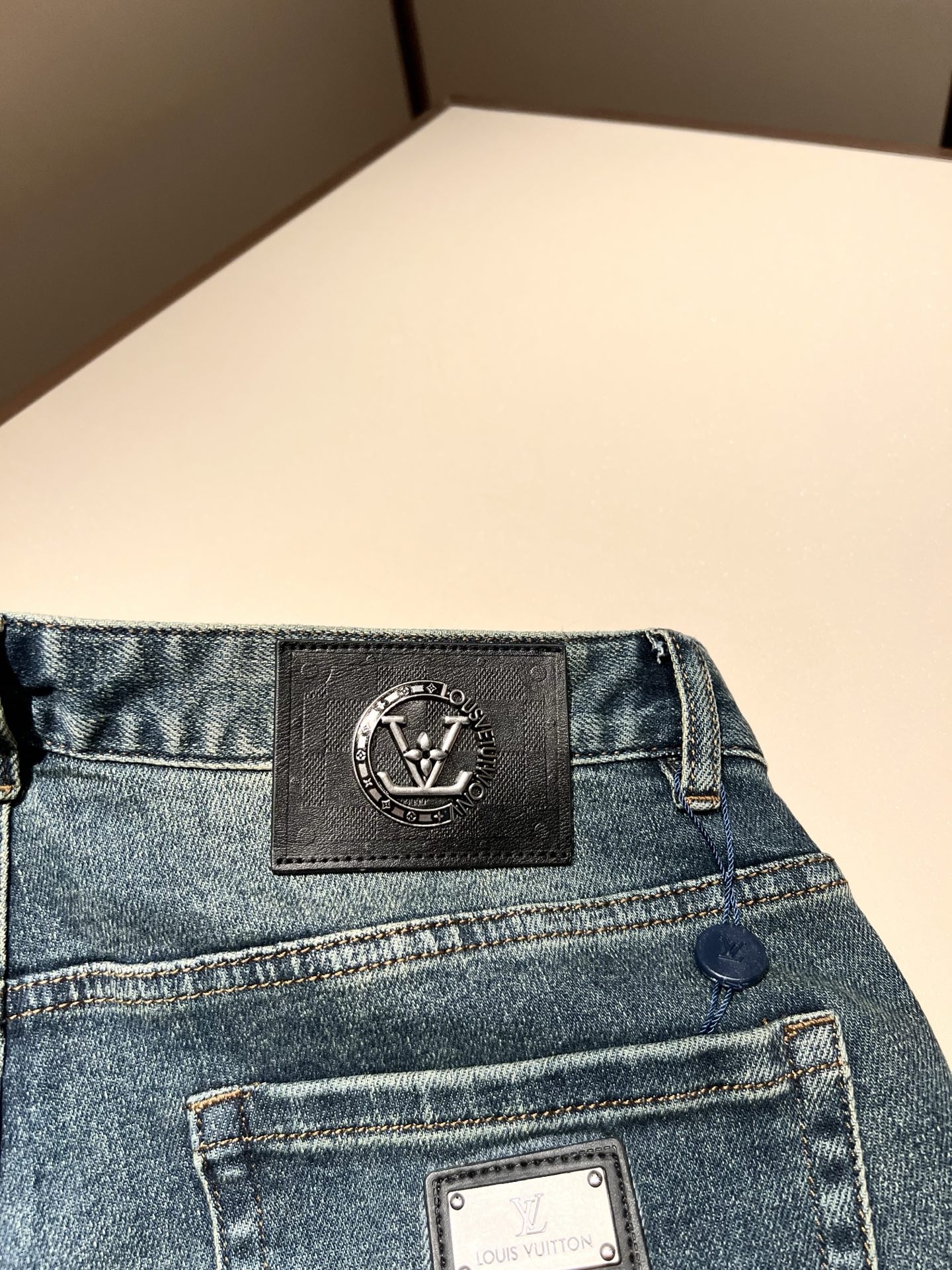 Louis Vuitto*路易*登2025秋冬新款男士经典水洗小直筒牛仔长裤。绝佳的上身性能，百搭之选，