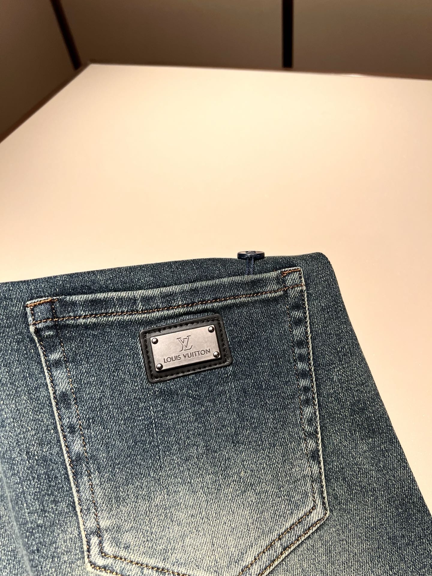 Louis Vuitto*路易*登2025秋冬新款男士经典水洗小直筒牛仔长裤。绝佳的上身性能，百搭之选，