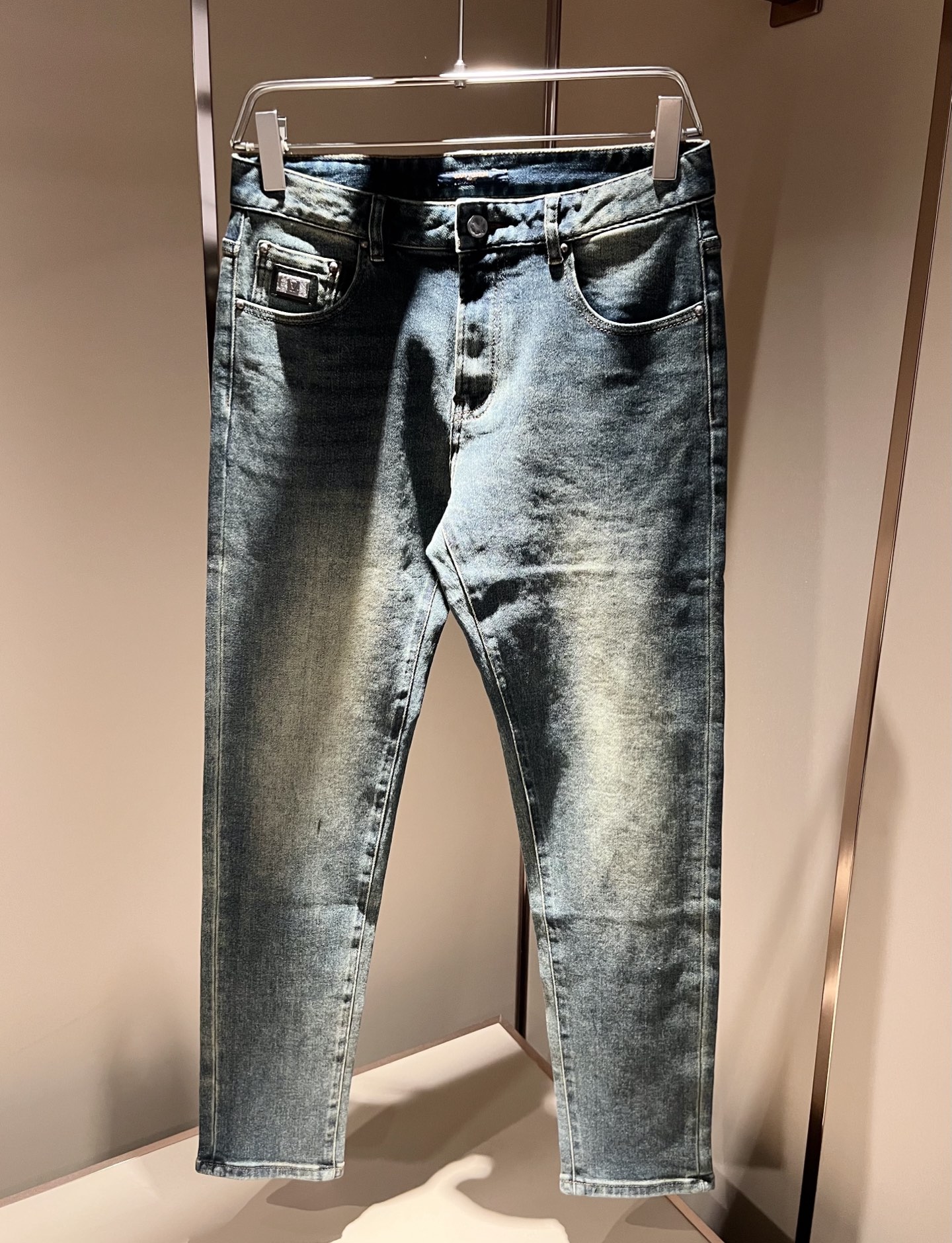 Louis Vuitto*路易*登2025秋冬新款男士经典水洗小直筒牛仔长裤。绝佳的上身性能，百搭之选，