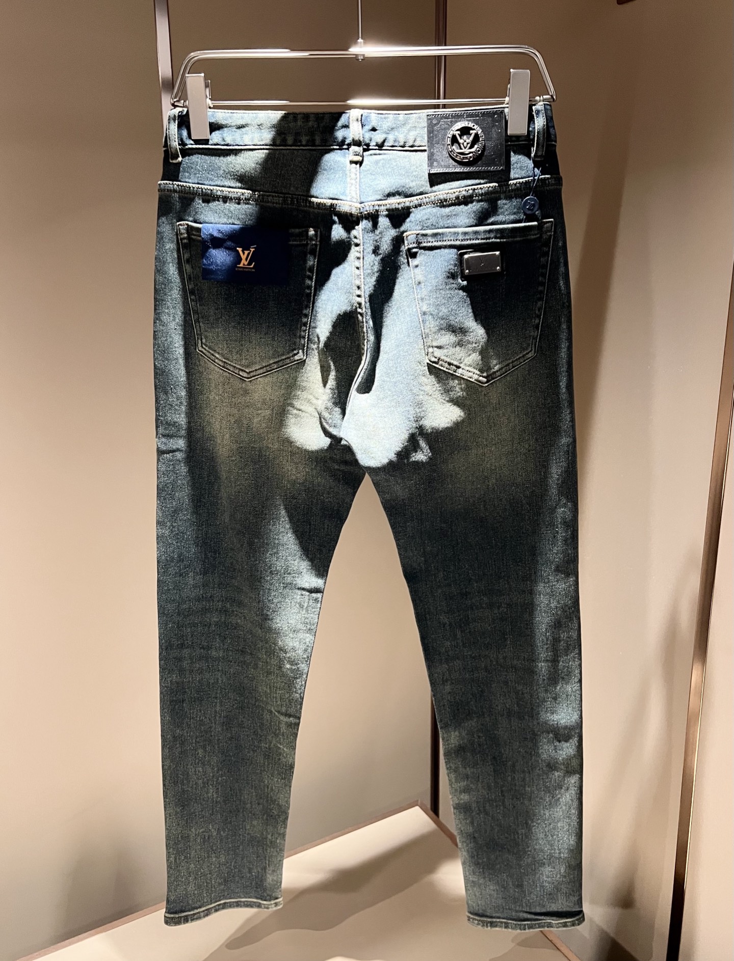 Louis Vuitto*路易*登2025秋冬新款男士经典水洗小直筒牛仔长裤。绝佳的上身性能，百搭之选，