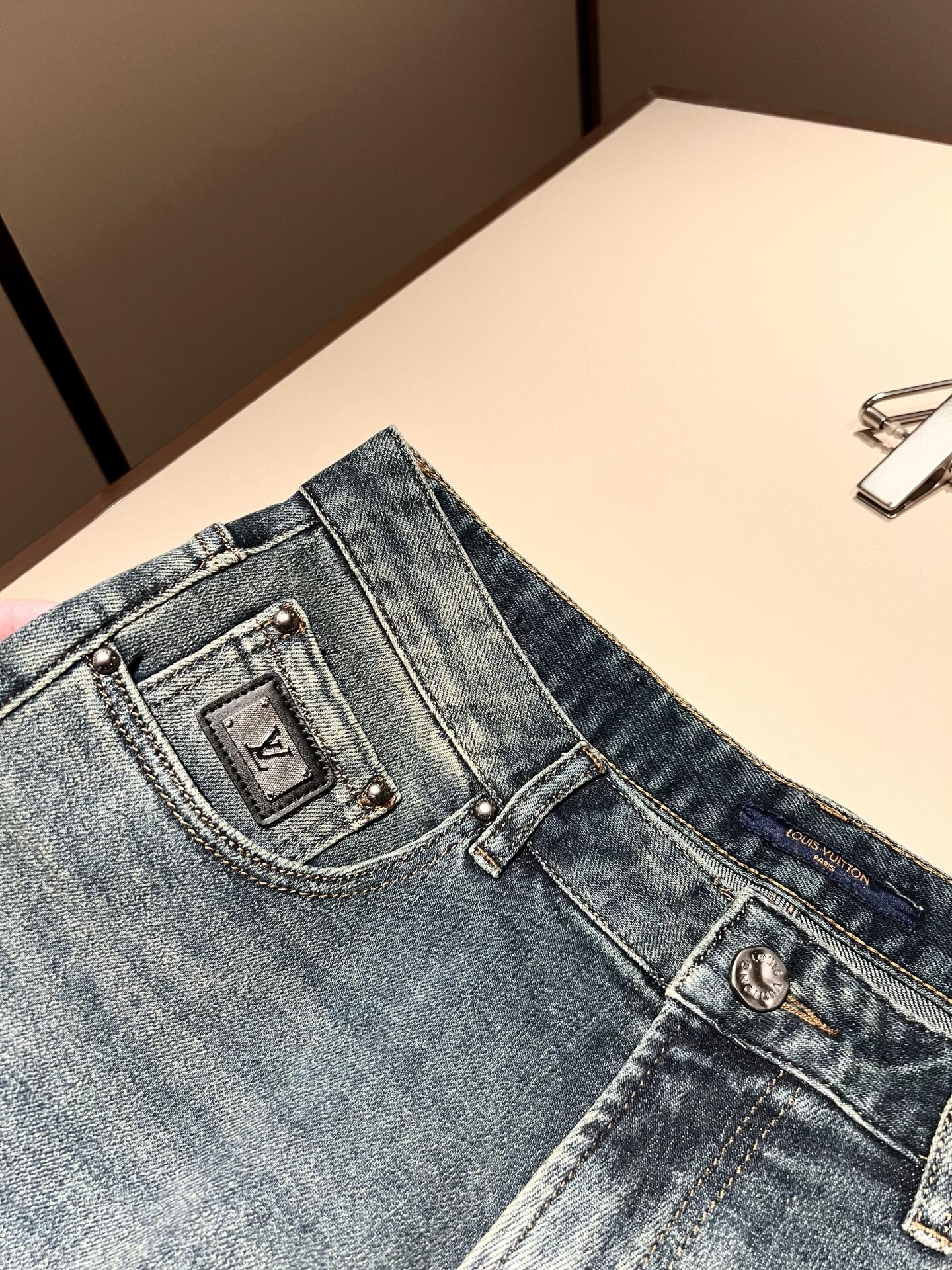 Louis Vuitto*路易*登2025秋冬新款男士经典水洗小直筒牛仔长裤。绝佳的上身性能，百搭之选，