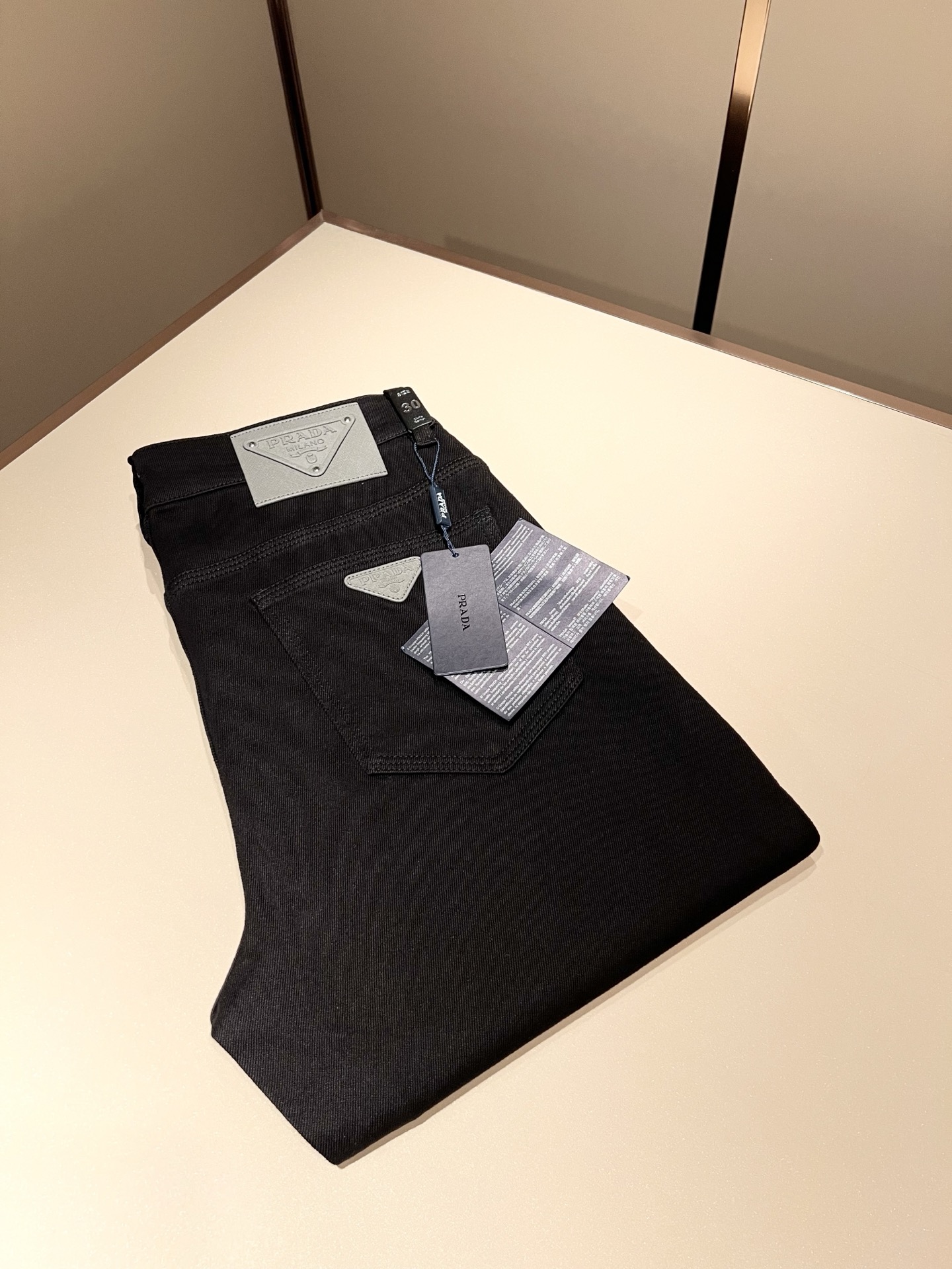 NO:614769,PRA*DA Prada 2025 autumn and winter new products are on sale!  High-end denim is versatile and pragmatic without being sensational!  Limited edition for Hong Kong, Macao and Taiwan!  !  Three-dimensional cutting pure cotton material!  Undertaken by a Taiwanese foreign trade company, the exquisite and delicate materials seem to be Prada’s patented high-quality customized original hardware logo design!  Not only the materials, colors and styles are carefully crafted, but the life philosophy behind the design coincides with the dual mentality of modern people pursuing practicality and fashionable beauty. It achieves a perfect balance between function and aesthetics. It is not only a display of fashion trends, but also the ultimate in modern aesthetics.19860909PRA*DA 普拉达 2025秋冬新品发售！牛仔高级百搭实用主义不哗众取宠！港澳台地区限定款！！立体裁剪纯棉材质！台湾外贸公司承接、材质精致细腻似乎是普拉达专利品质上乘 定制原版五金logo设计！不仅在材料、颜色与款式工夫,设计背后的生活哲学正巧契合现代人追求切身实用与流行美观的双重心态,在机能与美学之间取得完美平衡,不但是时尚潮流的展现,更是现代美学的极致.P的视野并没有局限时尚品牌核心价值中不可或缺的组成部分、的另一种选择替代风格成熟、尺码29-40,,prada,prada,alexander wang,Men's clothing