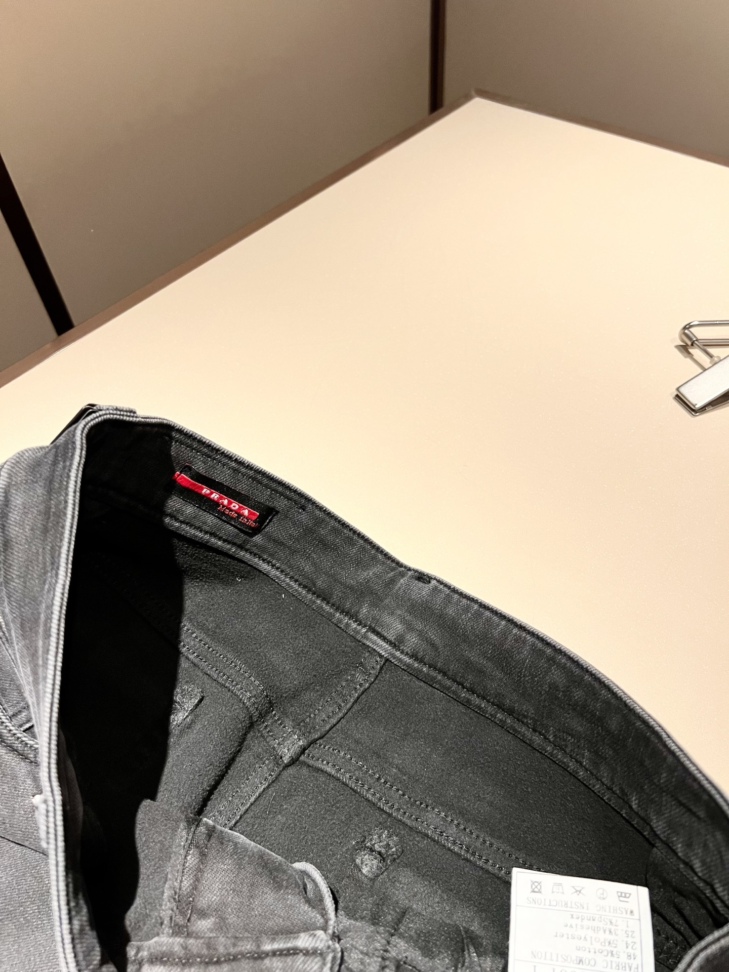 PRA*DA 普拉达 2025秋冬新品发售！牛仔高级百搭实用主义不哗众取宠！港澳台地区限定款！！立体裁剪