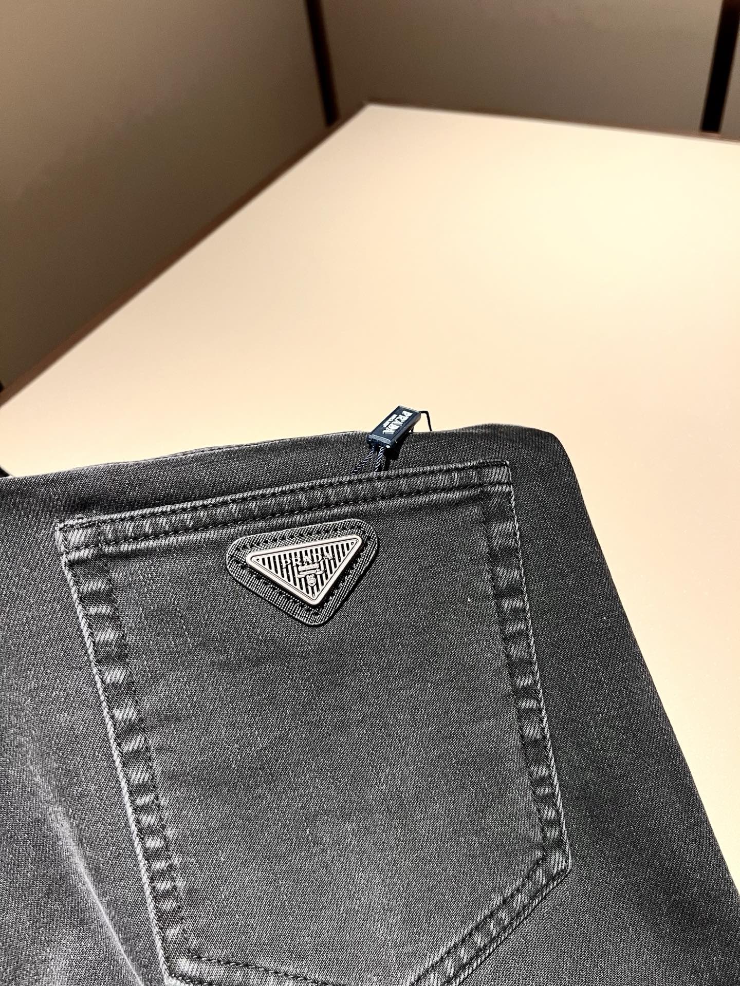 PRA*DA 普拉达 2025秋冬新品发售！牛仔高级百搭实用主义不哗众取宠！港澳台地区限定款！！立体裁剪