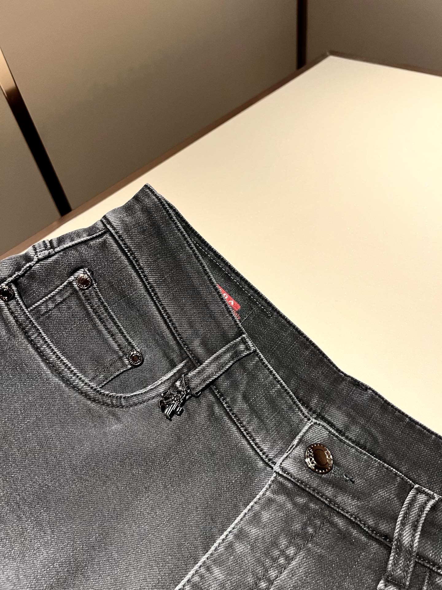 PRA*DA 普拉达 2025秋冬新品发售！牛仔高级百搭实用主义不哗众取宠！港澳台地区限定款！！立体裁剪