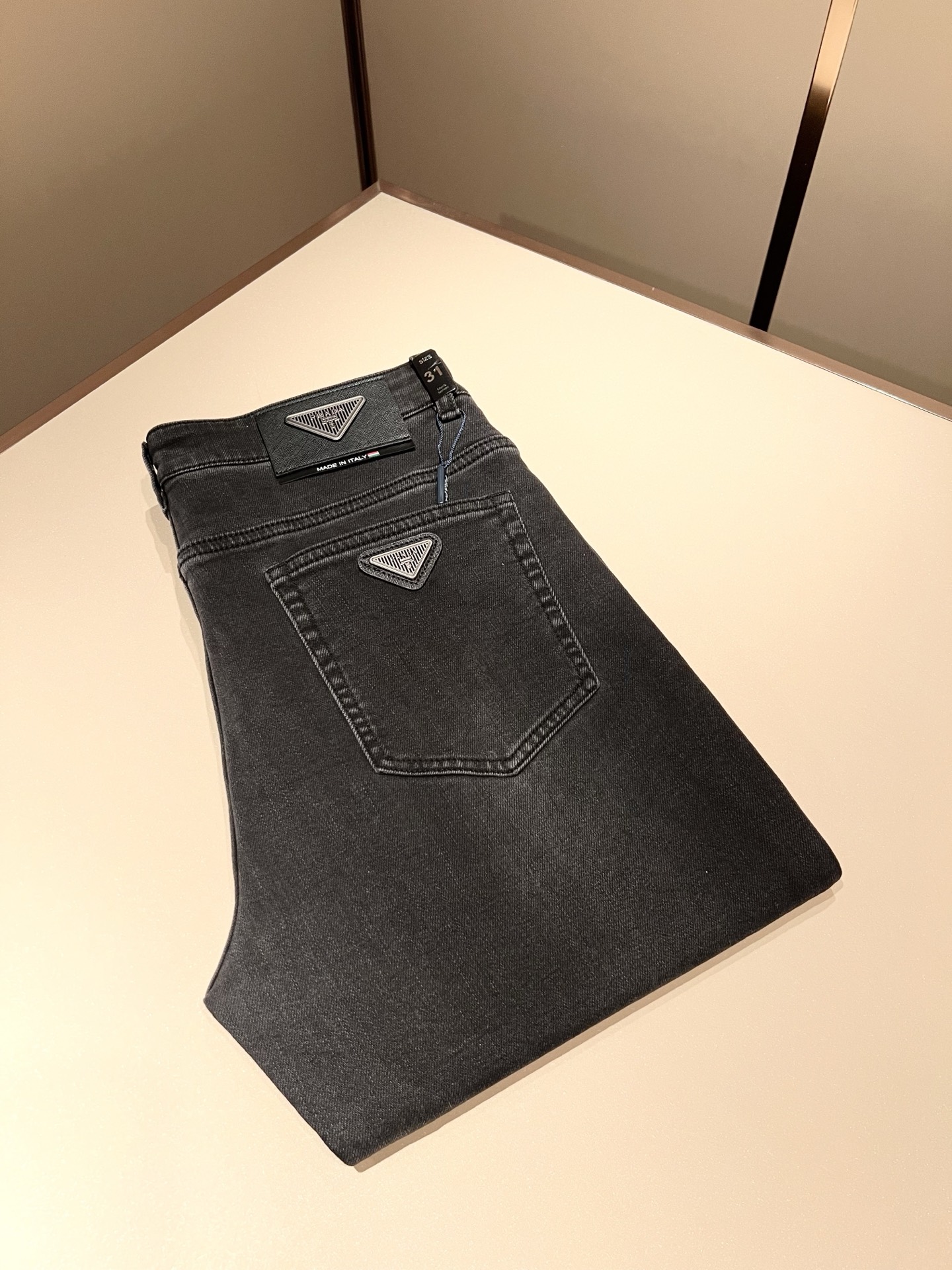 PRA*DA 普拉达 2025秋冬新品发售！牛仔高级百搭实用主义不哗众取宠！港澳台地区限定款！！立体裁剪