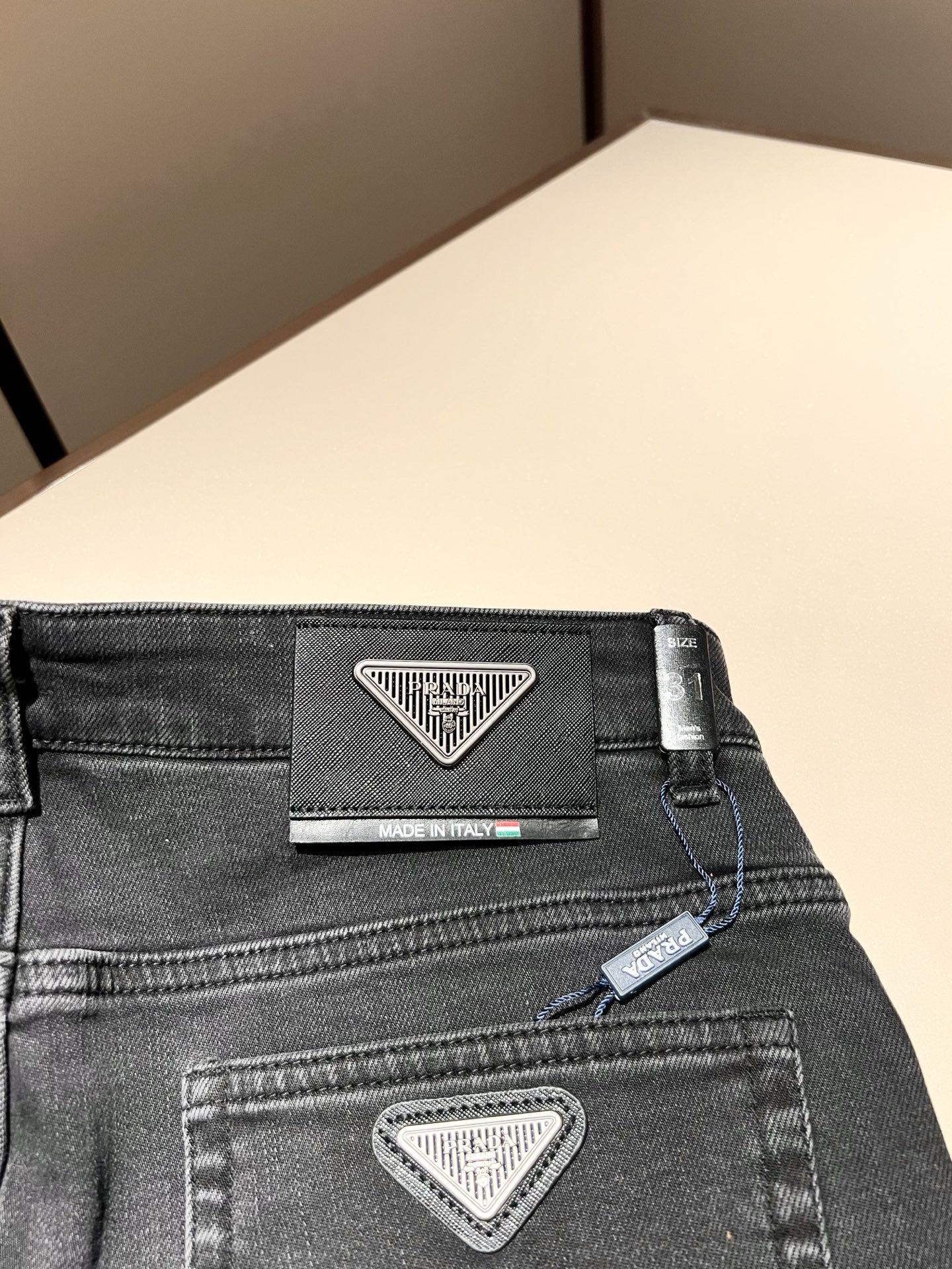 PRA*DA 普拉达 2025秋冬新品发售！牛仔高级百搭实用主义不哗众取宠！港澳台地区限定款！！立体裁剪