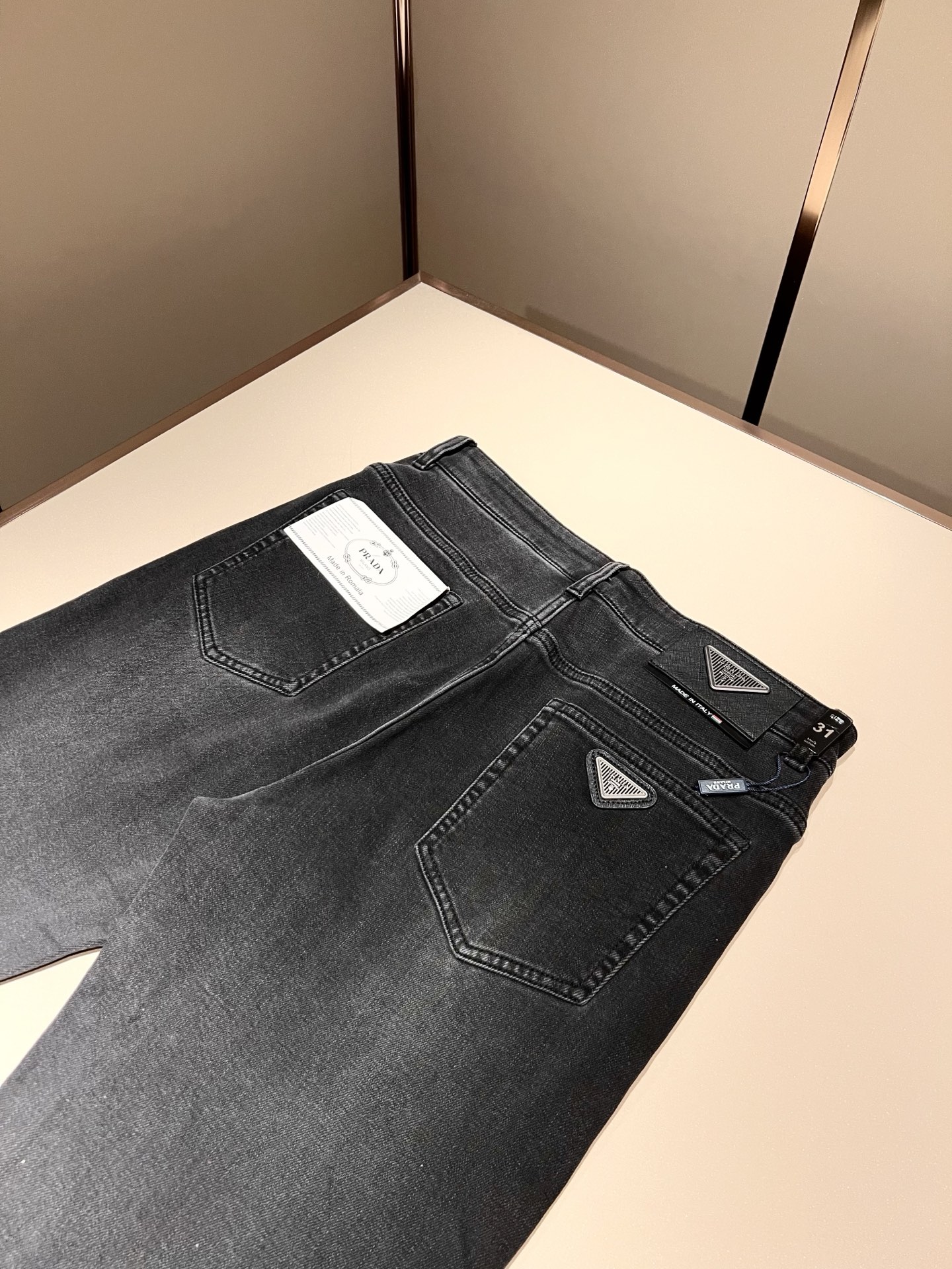 PRA*DA 普拉达 2025秋冬新品发售！牛仔高级百搭实用主义不哗众取宠！港澳台地区限定款！！立体裁剪