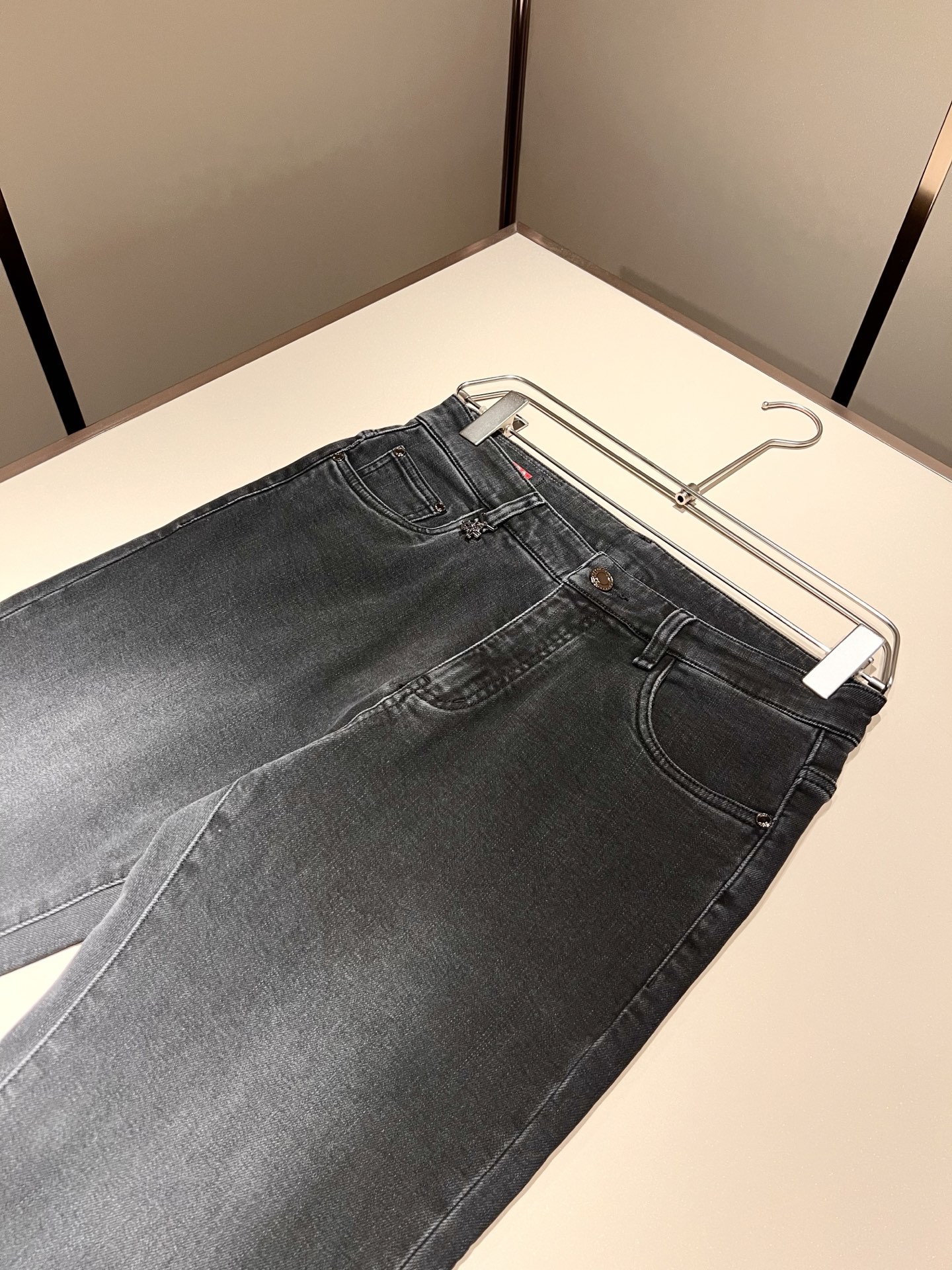 PRA*DA 普拉达 2025秋冬新品发售！牛仔高级百搭实用主义不哗众取宠！港澳台地区限定款！！立体裁剪