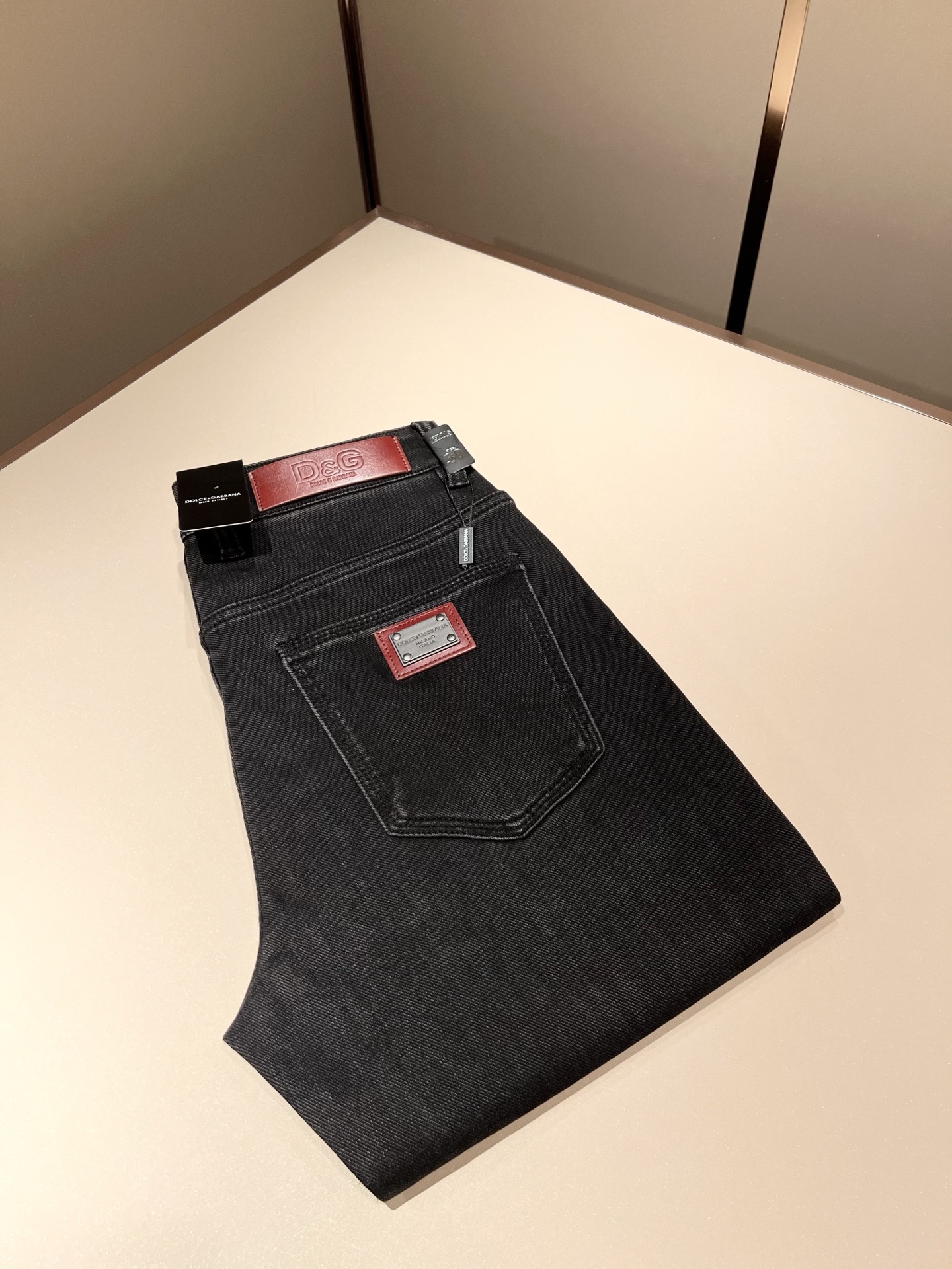 NO:612637,Dolce & Dolce&GABB*NA 2025 new autumn and winter jeans, washed naturally, not easy to deform and fade, three-dimensional tailoring, perfect shaping fabric, comfortable, soft and casual to match, comfort represents its interpretation of fashion and leisure, DG's consistent style, details reflect the brand's pursuit of quality, a bit of a hedonist, pays great attention to details, likes everything that is not formulaic, pursues freedom Dolce & Gabbana (DOLCE&GABB*NA)  His style is very unique. At the beginning of his business, he insisted on making his own plates and designing logos and waistband designs!  It was quite unique for the fashion world that was very particular about ostentation at that time. Sizes 29-40, Dolce&Gabbana, Dolce&Gabbana, jeans, alexander wang19860909Dolce & 杜嘉*纳 2025秋冬新品牛仔裤,水洗处理自然不易变形脱色、立体剪裁完美塑形面料质舒适柔软随意搭配、舒适代表它对时尚休闲的诠释是DG一贯作风细节处体现这个品牌对品质的追求,带点享乐主义者的味道,非常注重细节,喜欢一切非公式化的东西,追求自由杜嘉班纳 (DOLCE&GABB*NA) 的作风非常独特,创业之初坚持自己制版、设计标识logo腰牌设计！对于当时讲究排场的时装界,是相当独树一格的.尺码29-40,,Dolce&Gabbana,Dolce&Gabbana,jeans,alexander wang,Men's clothing