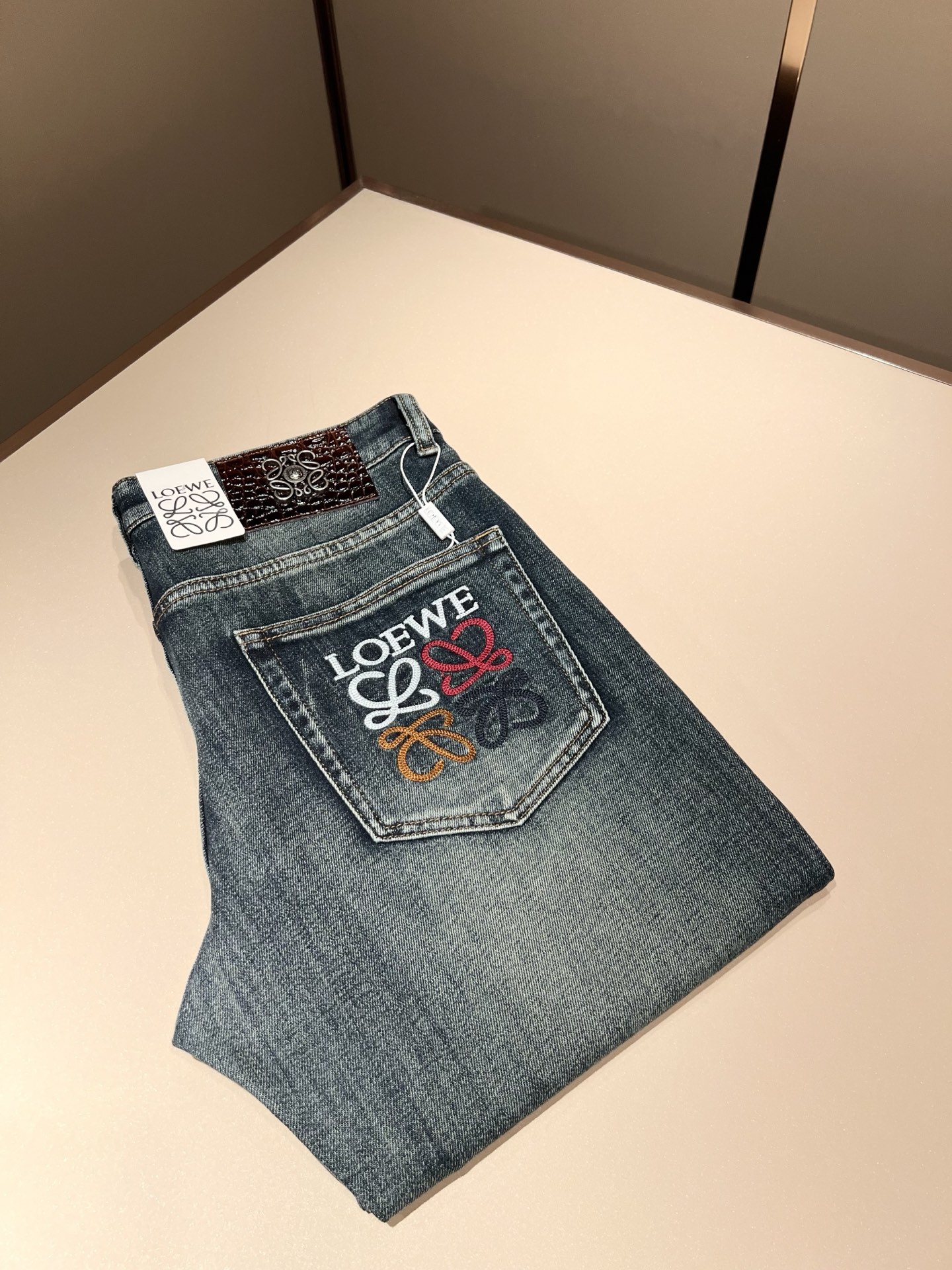 NO:608229,LO*WE/Luo*wei 2025 new autumn and winter men's fashion high-end casual pants, Hong Kong foreign company channel goods, produced by Japanese original factory, pure blood quality, perfect continuation of the essence and genes of the LOE* family, from the main fabric to the detailed craftsmanship, all demonstrate the ingenuity of quality, use multiple brand elements to interpret, select precious cowhide material to construct the logo waist brand leather design!  A soulful expression of identity!  We provide customers with high-grade imported pure cotton fabrics, very high-end and fashionable detailed craftsmanship, and the red ear cloth is made by a specific antique loom. This element represents the identity and rank of the jeans, which is worth savoring!  It is invincible in terms of matching, interpreting the versatility in place, paying attention to the details, all the accessories are supplied by foreign merchants, the tailoring is fit and slim, and the upper body butt lifting effect is excellent. It is a styling item that can only be found but not sought after!  Size 30 -40,,loewe,jeans,cowhide,alexander wang19860909LO*WE/罗*威2025秋冬新品男士时装款高端休闲裤,香港洋行渠道货,日本原厂出品,纯血统品质,完美延续了LOE*家的精髓与基因,从主体面料到细节工艺,无不彰显出品质的匠心所在,运用多个品牌元素标识来诠释,选取矜贵的牛皮材质构建logo腰牌皮革设计！属于灵魂式的身份彰显！客供高级进口的纯棉面料,非常高级且时髦的细节工艺,赤耳布是由特定古董织布机完成,此元素代表着牛仔裤的身份及段位,非常值得细品悦人！在搭配上所向无敌,把百搭阐释到位,细节匠心考究,辅料皆为外商客供,剪裁合体修身,上身提臀效果绝佳,可遇而不可求的造型单品！尺码30 -40,,loewe,jeans,cowhide,alexander wang,Men's clothing