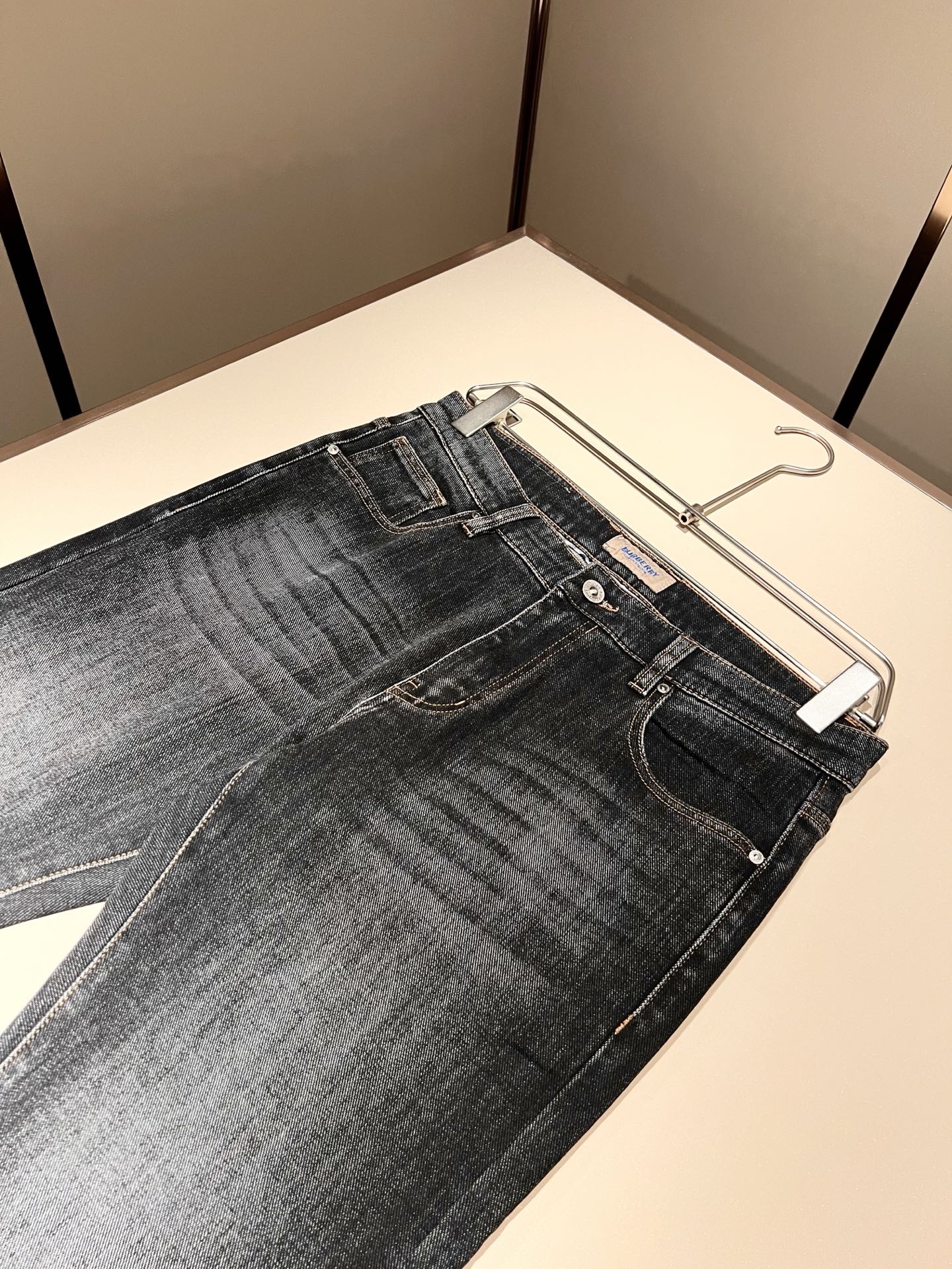 BURBER*Y巴*莉 2025秋冬新品男士高端休闲百搭牛仔裤！对于BUR粉丝来说，这样大气的经典设计足