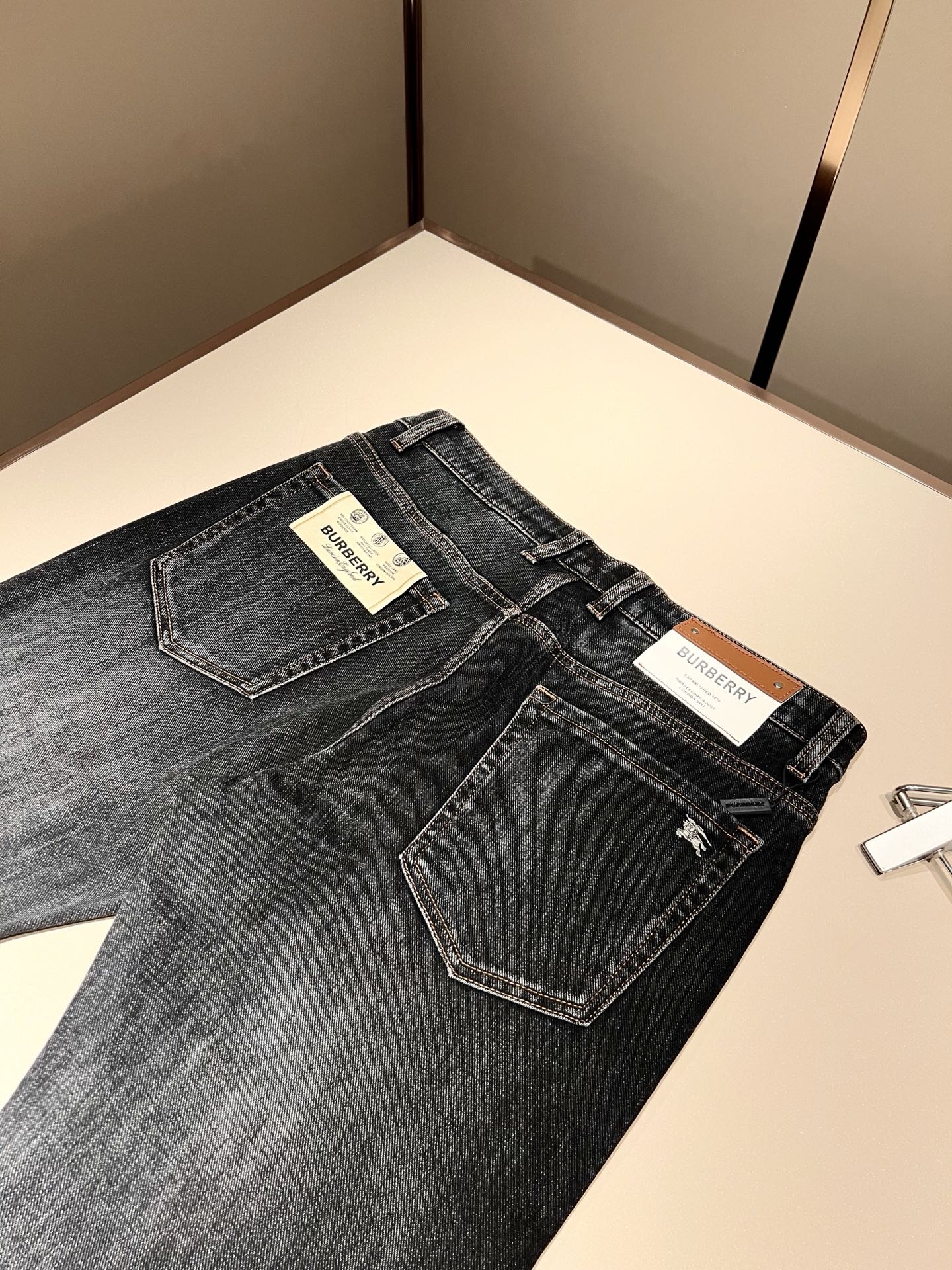 BURBER*Y巴*莉 2025秋冬新品男士高端休闲百搭牛仔裤！对于BUR粉丝来说，这样大气的经典设计足