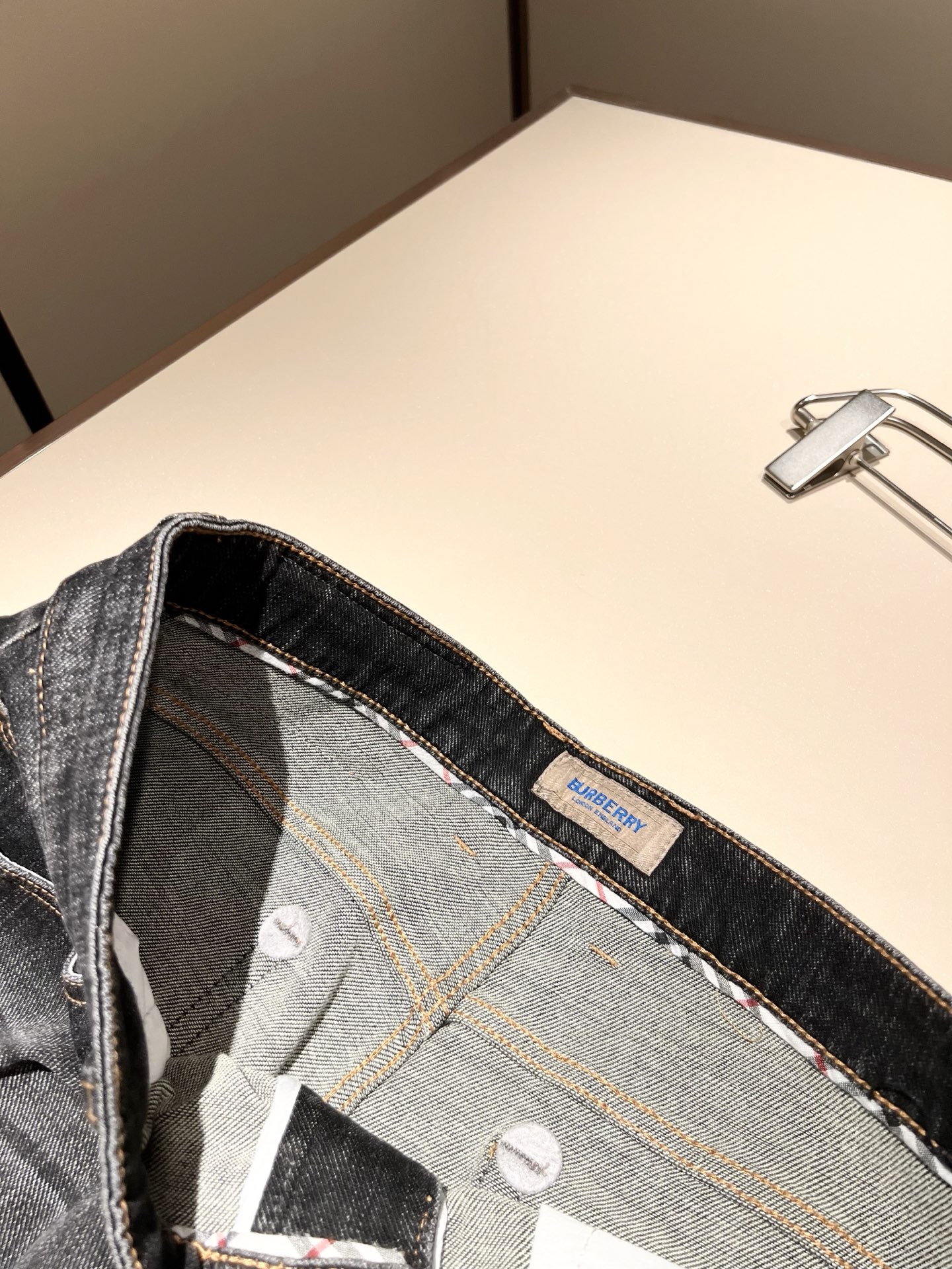 BURBER*Y巴*莉 2025秋冬新品男士高端休闲百搭牛仔裤！对于BUR粉丝来说，这样大气的经典设计足