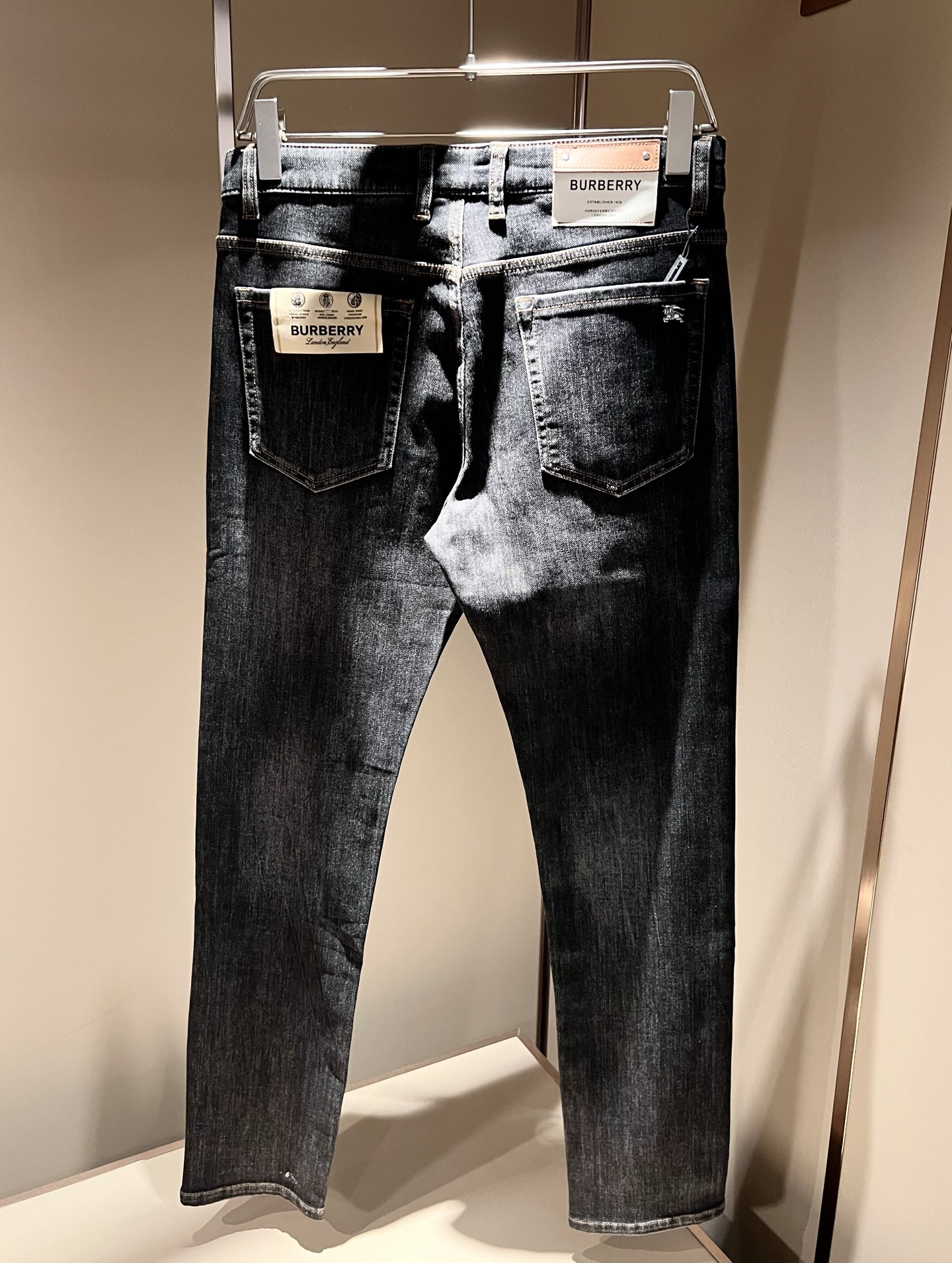 BURBER*Y巴*莉 2025秋冬新品男士高端休闲百搭牛仔裤！对于BUR粉丝来说，这样大气的经典设计足