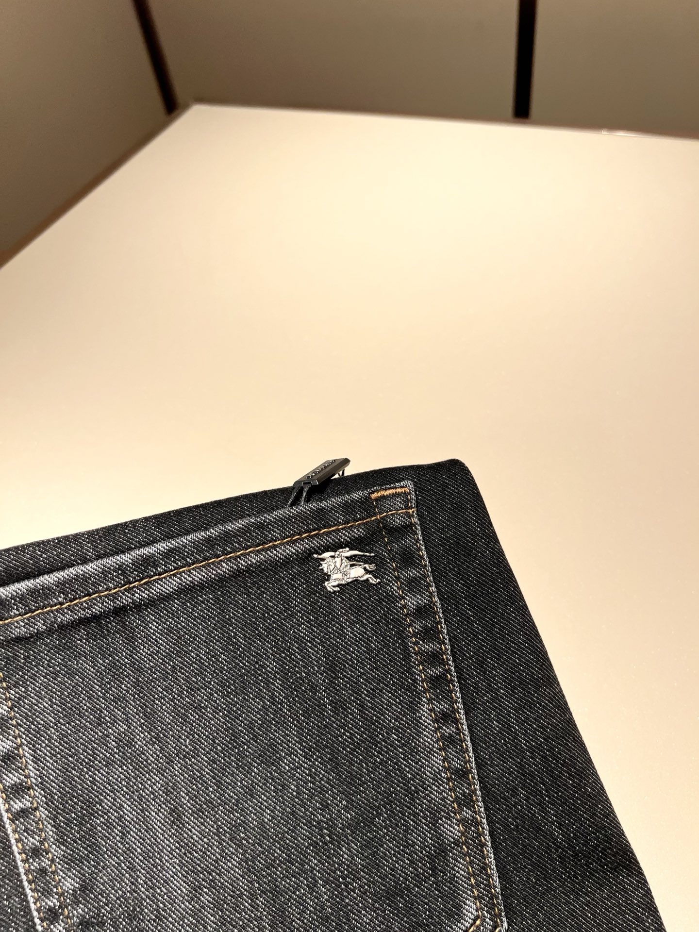 BURBER*Y巴*莉 2025秋冬新品男士高端休闲百搭牛仔裤！对于BUR粉丝来说，这样大气的经典设计足