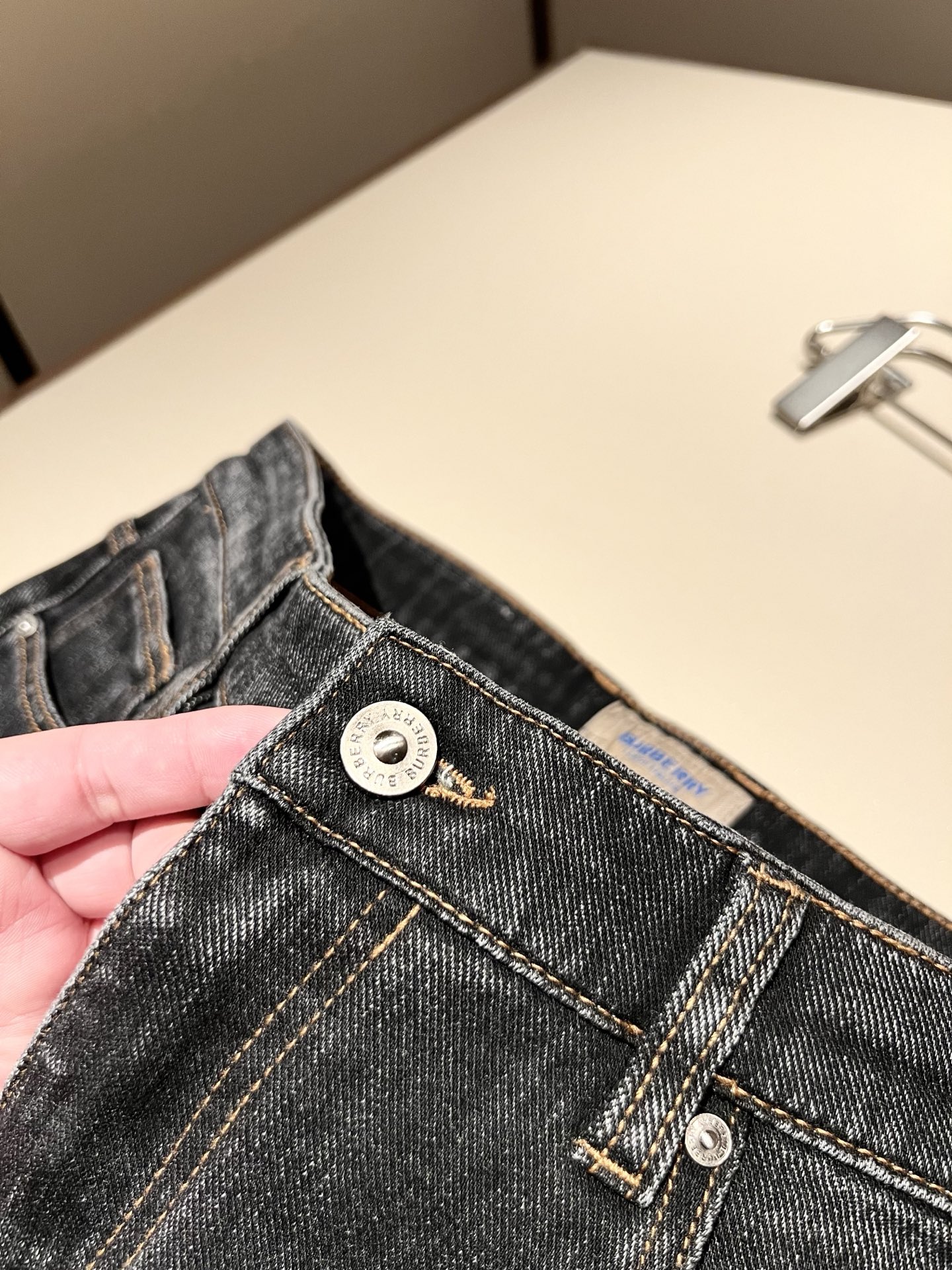 BURBER*Y巴*莉 2025秋冬新品男士高端休闲百搭牛仔裤！对于BUR粉丝来说，这样大气的经典设计足