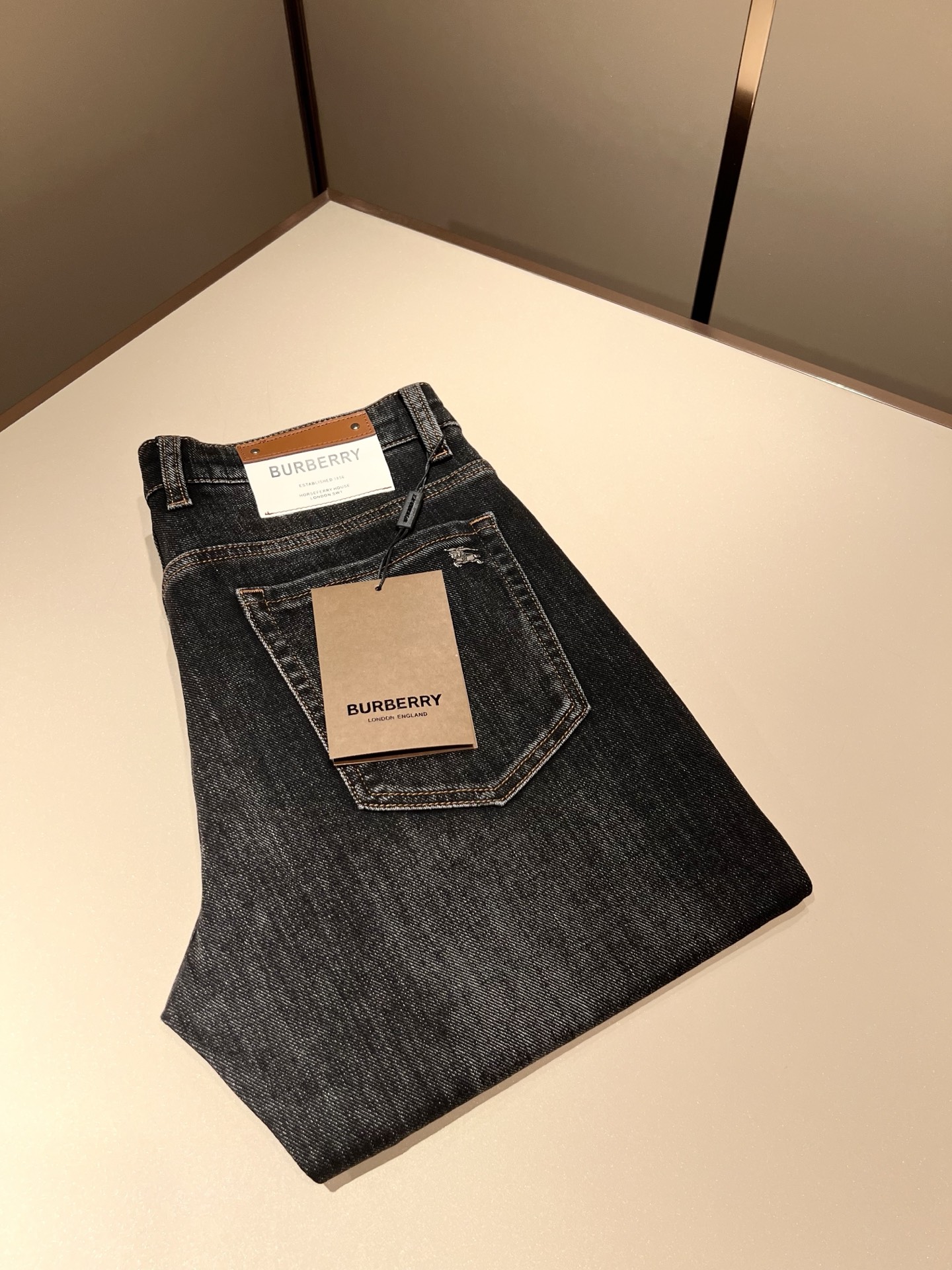 NO:608234,BURBER*Y 2025 autumn and winter new men's high-end casual and versatile jeans!  For BUR fans, such an elegant classic design is enough to attract attention at a glance. It is the most handsome series among all BUR jeans this year. I only need to take a look to know that this will definitely be a sensational hit and popular all over the Internet. It is made of classic slim-fitting three-dimensional tailoring and is equipped with the latest logo pattern waistband design!  A very representative waist brand modification!  It simply and easily demonstrates the charm of the brand, and naturally presents specifications, grades, fashion and trendy effects. It has perfect matching performance and can easily wear with a sense of luxury and high-end effects!  Made of top quality imported Japanese washed denim cotton, it is very comfortable, breathable and has a natural drape, making it suitable for all year round wear!  !  This style of jeans is made with a three-dimensional cut and a small straight fit. Its single-matching magic and practical wearability are understandable. Whether you are wearing it for daily wear or appearing on the high street, it is the best choice. It is super charming!  It also demonstrates the authentic original flavor of BUR, and also perfectly demonstrates its specifications and rank!  Obviously, this is a great product that you must buy. Whether you are a fan of BUR or not, you must buy this product. It is a highly recommended product!  Size 29-40,,burberry,jeans,alexander wang19860909BURBER*Y巴*莉 2025秋冬新品男士高端休闲百搭牛仔裤！对于BUR粉丝来说,这样大气的经典设计足矣一眼种草,是今年BUR所有牛仔裤当中最帅的一个系列,我只需要看一眼就知道,这绝对会是一个引起轰动的爆款,而且全网风靡,经典的修身立体剪裁版型打造,配置了最新的logo图案腰牌工艺设计！极具代表性腰牌修饰！简单轻松的彰显出品牌魅力所在,自然而然的呈现规格,档次,时髦以及新潮效果,搭配性能满分,轻松穿出高级感与高端效果！顶级的进口日本洗水牛仔棉质打造,并舒适透气感满分,且垂感自然,适合一年四季的穿搭所需！！此款牛仔裤采用了立体裁剪小直筒版型打造,其单配魔力与实穿性是无可厚非的,不管你是日常穿搭还是高街出镜都是不二之选,超具魅力！更是彰显了地地道道的的BUR原味,同时也是完美的展现了其规格和段位所在！很显然,这是一款绝对要收的重磅好货,不管你是不是BUR的粉丝,此款你都必须要收,极力推荐的好货！尺码29-40,,burberry,jeans,alexander wang,Men's clothing