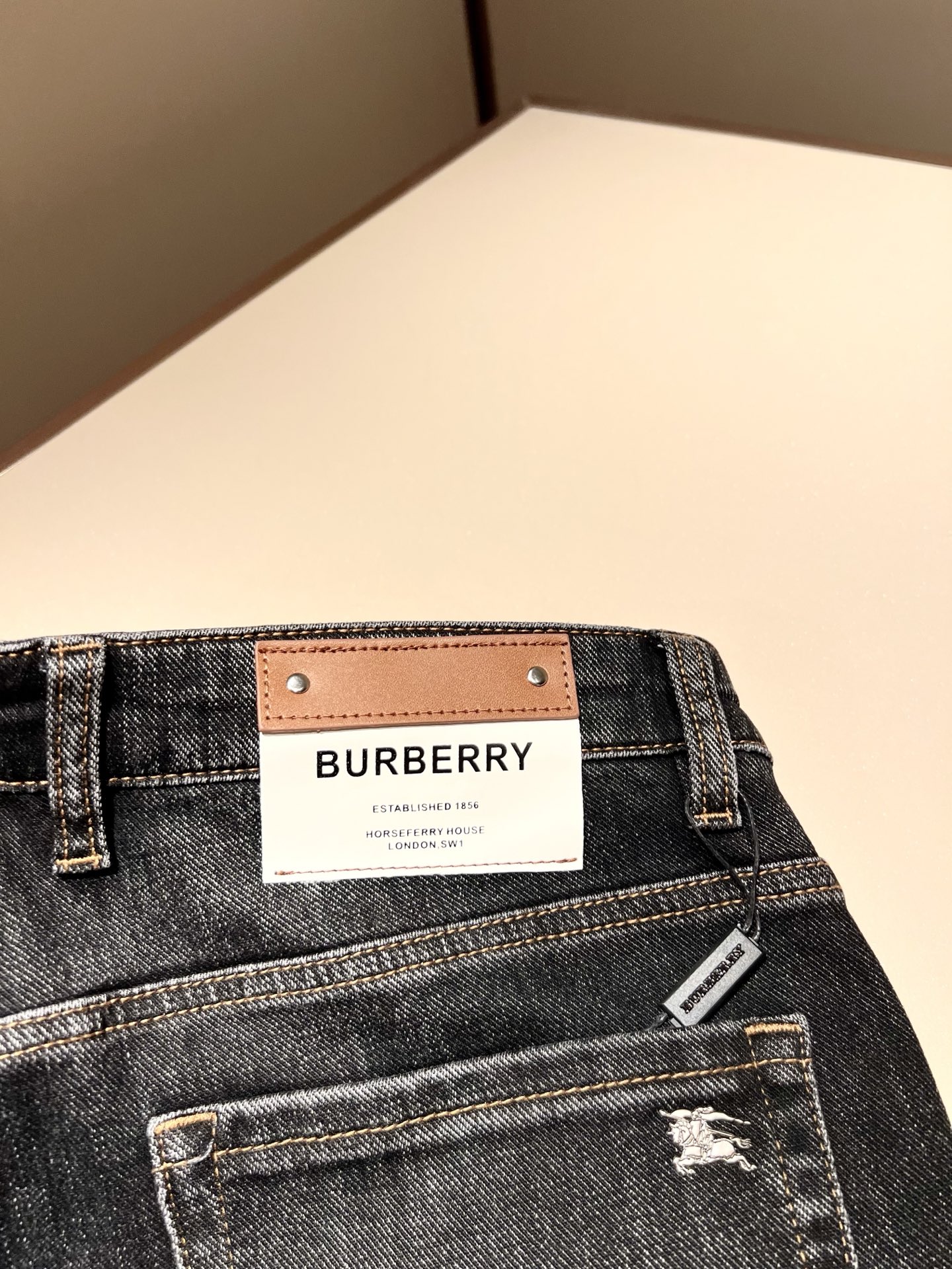 BURBER*Y巴*莉 2025秋冬新品男士高端休闲百搭牛仔裤！对于BUR粉丝来说，这样大气的经典设计足