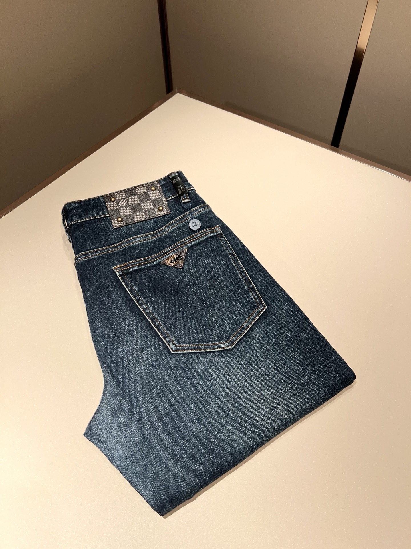 NO:612622,Louis Vuitto* Louis*den's new 2025 autumn and winter men's classic washed small straight denim trousers. Excellent upper body performance, versatile choice, great value for money to share!  !  As a classic combination of men's simple elements, the Luyu Louis classic jeans series has always been a legendary item in the industry and an enduring item. Many men with senior financial strength are guests of the Louis family. Countless big shots have performed it. There is a saying in the fashion circle. It is made of top-quality denim denim fabrics. After being treated with high-end washing technology, it has a sense of class and luxury. Nameplate waist plate hardware logo accessories design!  The fabric is extremely comfortable for the upper body and gives people a full of trendy and fashionable atmosphere. It interprets luxury and trendiness to the extreme. The classic, exquisite and precise straight-cut design has a thickness that can be used across all seasons and is a must-have item!  Size 30 -40,,louis vuitton,louis vuitton,alexander wang19860909Louis Vuitto*路易*登2025秋冬新款男士经典水洗小直筒牛仔长裤.绝佳的上身性能,百搭之选,超值性价比分享！！作为男生简约元素经典搭配,路遇路易经典仔裤系列,这个一直是业内的传奇单品,也是经久不衰的单品,很多具有资深经济实力的男人都是路易家族的座上客,无数的大佬都曾演绎过,时尚圈更是流传这么一句话,顶级丹宁牛仔面料打造而成,经高端水洗工艺处理后,极具档次与奢华感.铭牌腰牌五金logo辅料设计！面料极好上身舒适,给人满满的潮流时髦气息,将奢华与潮流感演绎到了极致,经典精湛精准的直筒版型裁剪设计,厚度更是能横跨四季必入好款！ 尺码30 -40,,louis vuitton,louis vuitton,alexander wang,Men's clothing