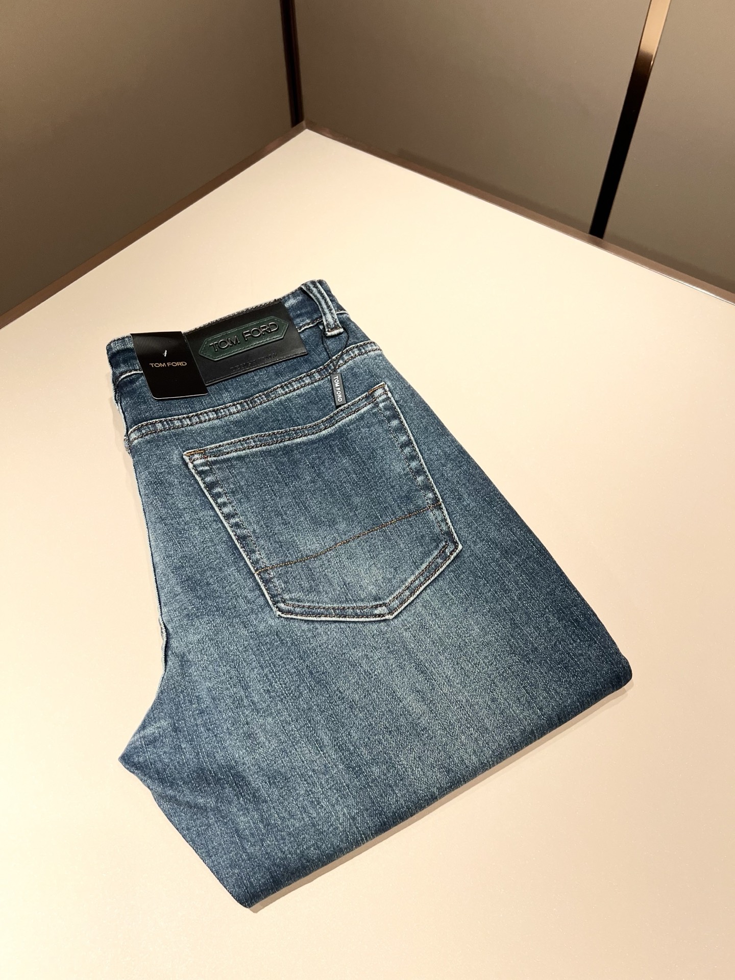 NO:612627,TOM FORD Tom Ford 2025 autumn and winter new products are on sale!  High-end denim is versatile and pragmatic without being sensational!  Limited edition for Hong Kong, Macao and Taiwan!  !  Three-dimensional cutting pure cotton material!  Undertaken by a Taiwanese foreign trade company, the exquisite and delicate materials seem to be Prada’s patented high-quality customized original hardware logo design!  Not only the materials, colors and styles are carefully crafted, but the life philosophy behind the design coincides with the dual mentality of modern people pursuing practicality and fashionable beauty. It achieves a perfect balance between function and aesthetics. It is not only a display of fashion trends, but also the ultimate in modern aesthetics.19860909TOM FORD 汤姆福特 2025秋冬新品发售！牛仔高级百搭实用主义不哗众取宠！港澳台地区限定款！！立体裁剪纯棉材质！台湾外贸公司承接、材质精致细腻似乎是普拉达专利品质上乘 定制原版五金logo设计！不仅在材料、颜色与款式工夫,设计背后的生活哲学正巧契合现代人追求切身实用与流行美观的双重心态,在机能与美学之间取得完美平衡,不但是时尚潮流的展现,更是现代美学的极致.P的视野并没有局限时尚品牌核心价值中不可或缺的组成部分、的另一种选择替代风格成熟、尺码29-40,,tom ford,prada,alexander wang,Men's clothing