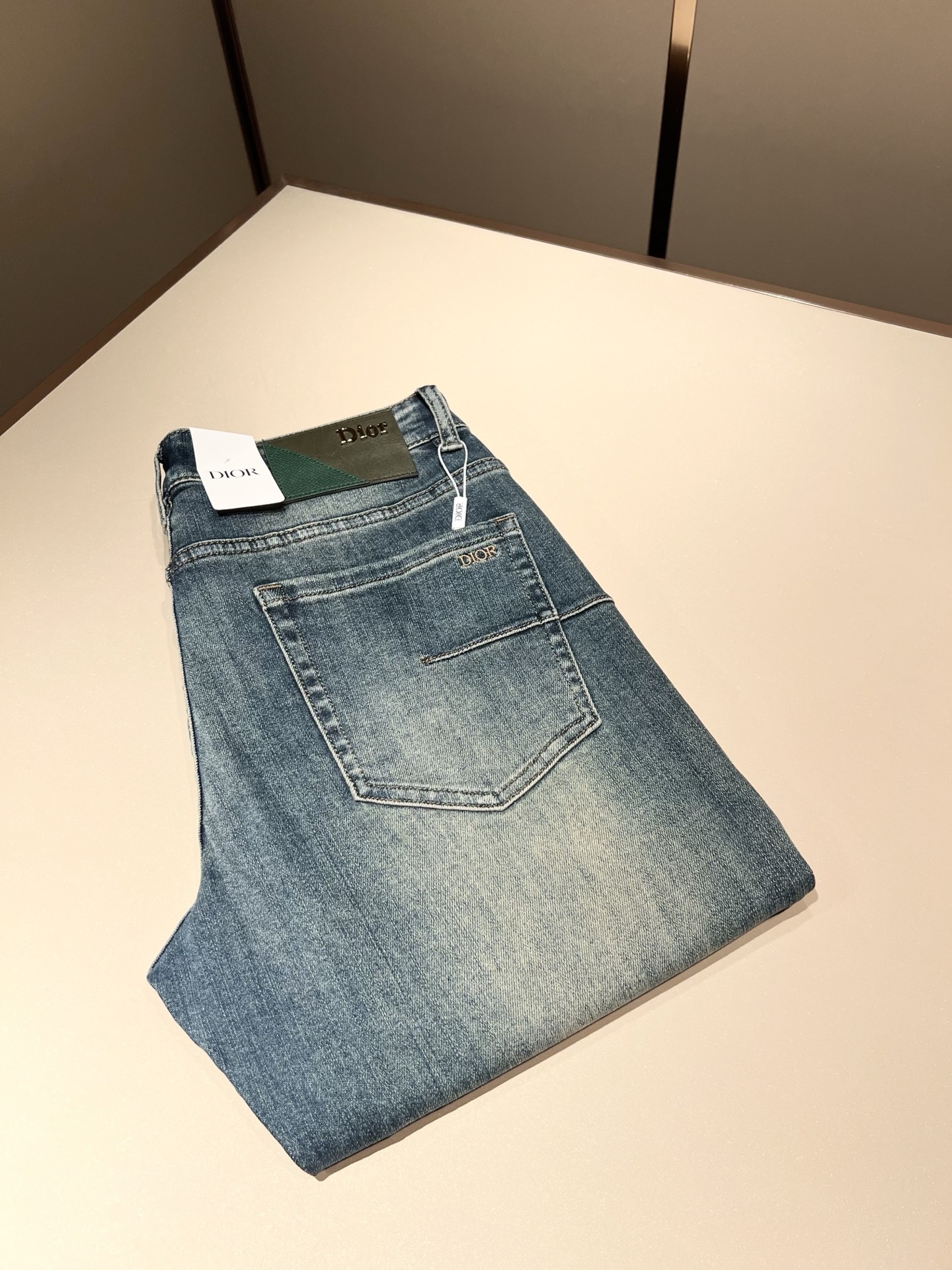 NO:612632,Dio*r Dijia 2025 autumn and winter men's washed small straight jeans!  The trading company sells great products, looks great, is the all-match trousers king in the fashion world, has high-frequency dressing demonstrations in European and American street photography, and has a leather waistband logo design!  And it is a must-have item for luxury brands every season!  Very pure and minimalist design tone!  Adhering to the consistent fashion proposition of the D family, it is quite eye-catching. It not only demonstrates the ingenuity and craftsmanship, but also effectively flaunts the brand identity!  Custom-made denim fabrics are supplied from Italy. The texture is unparalleled and full of charm. The silhouette is perfectly tailored and has excellent butt-lifting and slimming effect. It can be matched with any top in the wardrobe. It has wide compatibility, is both casual and casual, and has a full upper body shape. It is an invincible fashionable and versatile item!  Size 29 -40,,dior,dior,dior,jeans,alexander wang19860909Dio*r 迪家 2025秋冬男士水洗小直筒牛仔裤！贸易公司渠道牛货,品相超赞,时尚圈万能的百搭裤王,欧美街拍中高频穿搭示范,皮革腰牌logo设计！且是奢侈品牌每季必出的单品！非常纯粹极简的设计基调！秉承了D家一贯的时尚主张,颇具看点,即彰显了匠心工艺又有力的标榜了品牌身份！客供意大利定制丹宁面料,质感无敌赞,颇具韵味,版型剪裁完美,提臀修身显瘦效果极佳,可横扫衣橱任何的上装搭配,兼容性广泛,休闲兼备,上身型款十足,无敌的时髦百搭神品！尺码29 -40,,dior,dior,dior,jeans,alexander wang,Men's clothing