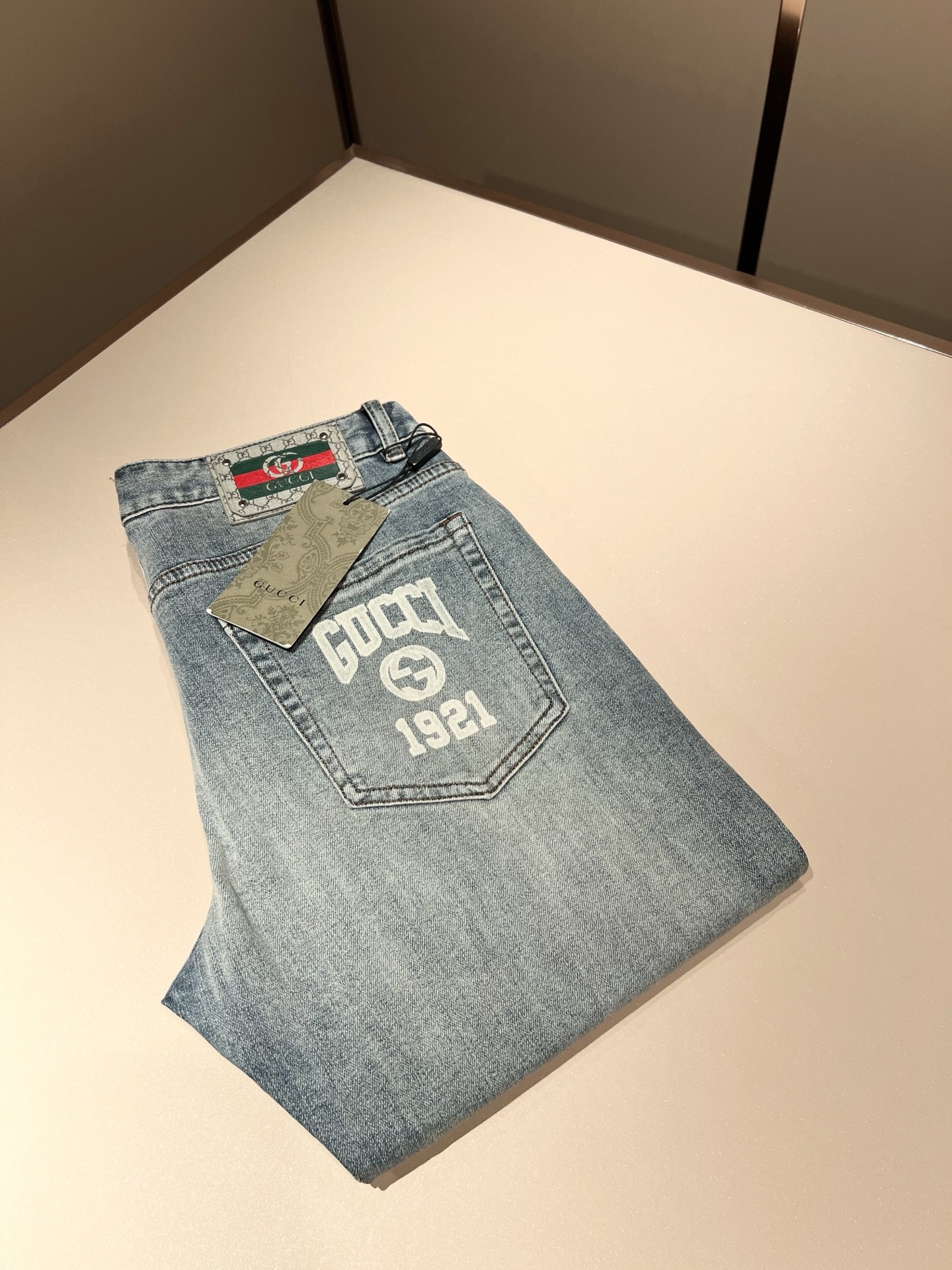 NO:608238,Guc*Gucci 2025 autumn and winter new men's high-end casual and versatile slim-cut jeans for commuting in all seasons!  For fans, such an elegant classic design is enough to attract attention at a glance. It is the most handsome series among all jeans this year. I only need to take a look to know that this will definitely be a sensational hit and popular all over the Internet. It is made of classic slim-fitting three-dimensional tailoring and is equipped with the latest logo pattern waistband design!  A very representative waist brand modification!  It simply and easily demonstrates the charm of the brand, and naturally presents specifications, grades, fashion and trendy effects. It has perfect matching performance and can easily wear with a sense of luxury and high-end effects!  Made of top quality imported Japanese washed denim cotton, it is very comfortable, breathable and has a natural drape, making it suitable for all year round wear!  !  This style of jeans is made with a three-dimensional cut and a small straight fit. Its single-matching magic and practical wearability are understandable. Whether you are wearing it for daily wear or appearing on the high street, it is the best choice. It is super charming!  It also demonstrates the authentic original flavor of BUR, and also perfectly demonstrates its specifications and rank!  Obviously, this is a great product that you absolutely must buy. You must buy this product. It is a product that is highly recommended!  Size 30-40 37 39,,burberry,gucci,jeans,alexander wang19860909Guc*古奇 2025秋冬新品男士高端休闲百搭四季通勤修身剪裁牛仔裤！对于粉丝来说,这样大气的经典设计足矣一眼种草,是今年所有牛仔裤当中最帅的一个系列,我只需要看一眼就知道,这绝对会是一个引起轰动的爆款,而且全网风靡,经典的修身立体剪裁版型打造,配置了最新的logo图案腰牌工艺设计！极具代表性腰牌修饰！简单轻松的彰显出品牌魅力所在,自然而然的呈现规格,档次,时髦以及新潮效果,搭配性能满分,轻松穿出高级感与高端效果！顶级的进口日本洗水牛仔棉质打造,并舒适透气感满分,且垂感自然,适合一年四季的穿搭所需！！此款牛仔裤采用了立体裁剪小直筒版型打造,其单配魔力与实穿性是无可厚非的,不管你是日常穿搭还是高街出镜都是不二之选,超具魅力！更是彰显了地地道道的的BUR原味,同时也是完美的展现了其规格和段位所在！很显然,这是一款绝对要收的重磅好货,此款你都必须要收,极力推荐的好货！尺码30-40 37 39,,burberry,gucci,jeans,alexander wang,Men's clothing