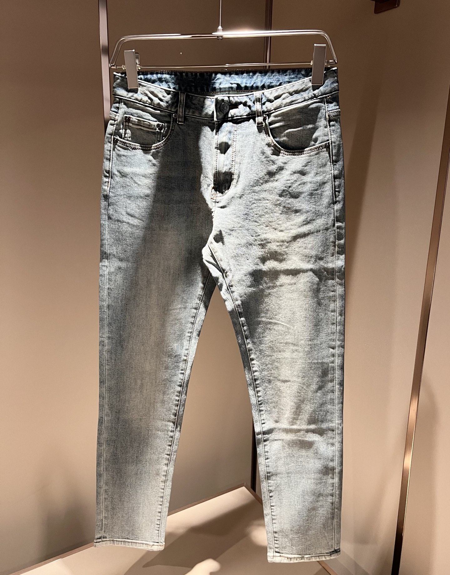 Guc*古奇 2025秋冬新品男士高端休闲百搭四季通勤修身剪裁牛仔裤！对于粉丝来说，这样大气的经典设计足