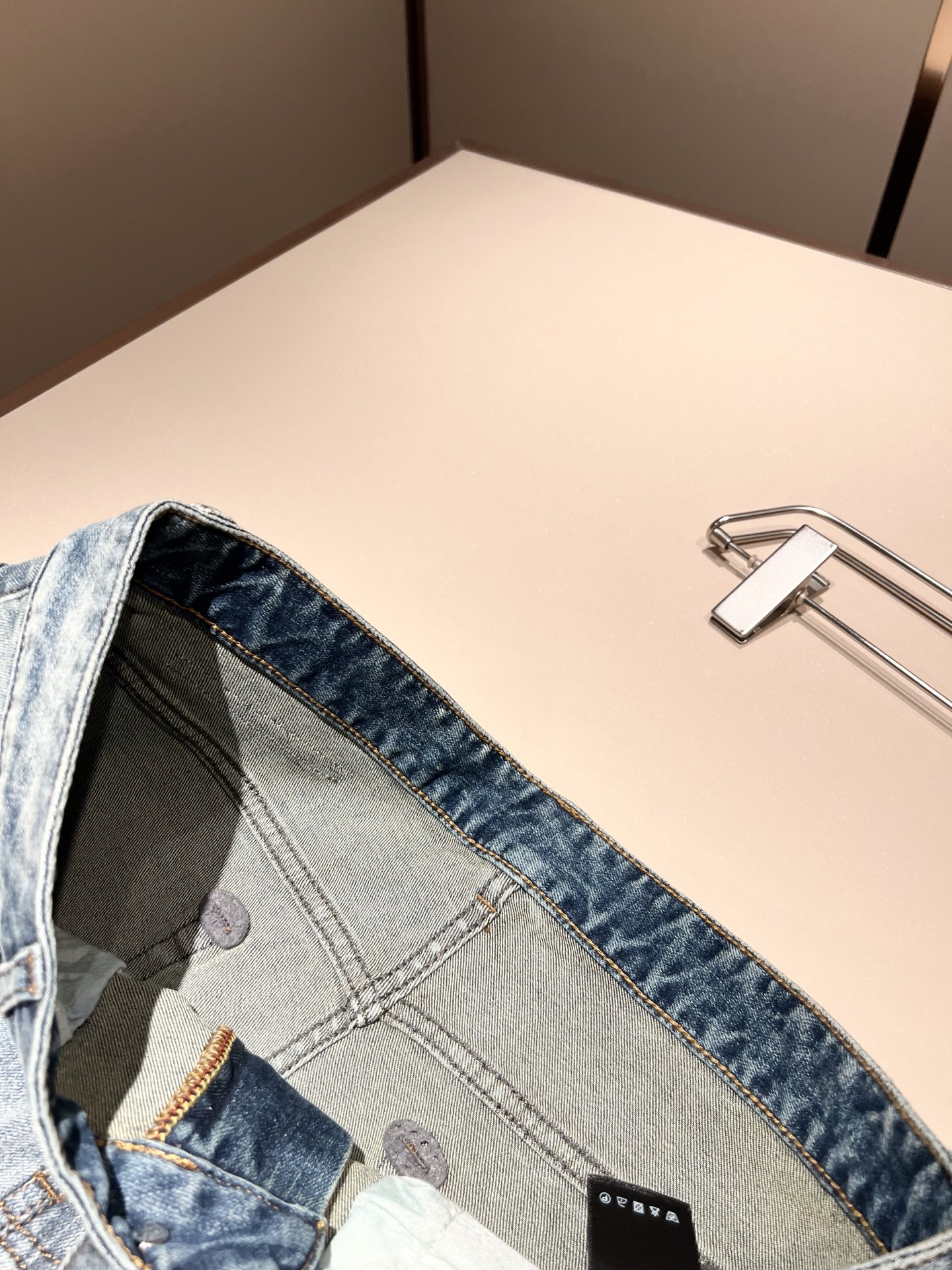 Guc*古奇 2025秋冬新品男士高端休闲百搭四季通勤修身剪裁牛仔裤！对于粉丝来说，这样大气的经典设计足